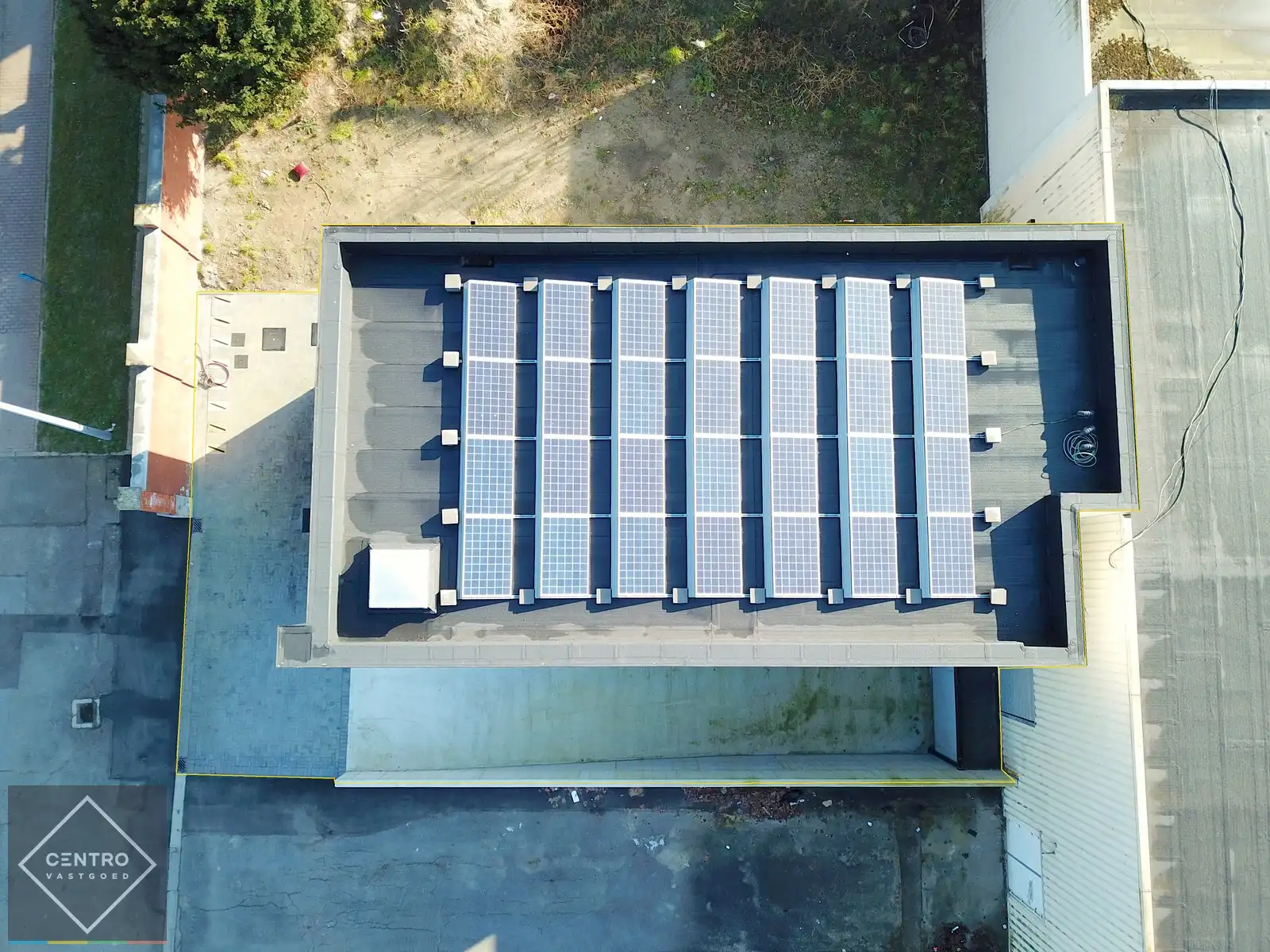 Instapklare en bemeubelde KANTOORRUIMTE (150m² op 1°V.) met berging en 2 autostaanplaatsen in de kelder. Op een boogscheut van het centrum van Brugge/expresweg. foto 18