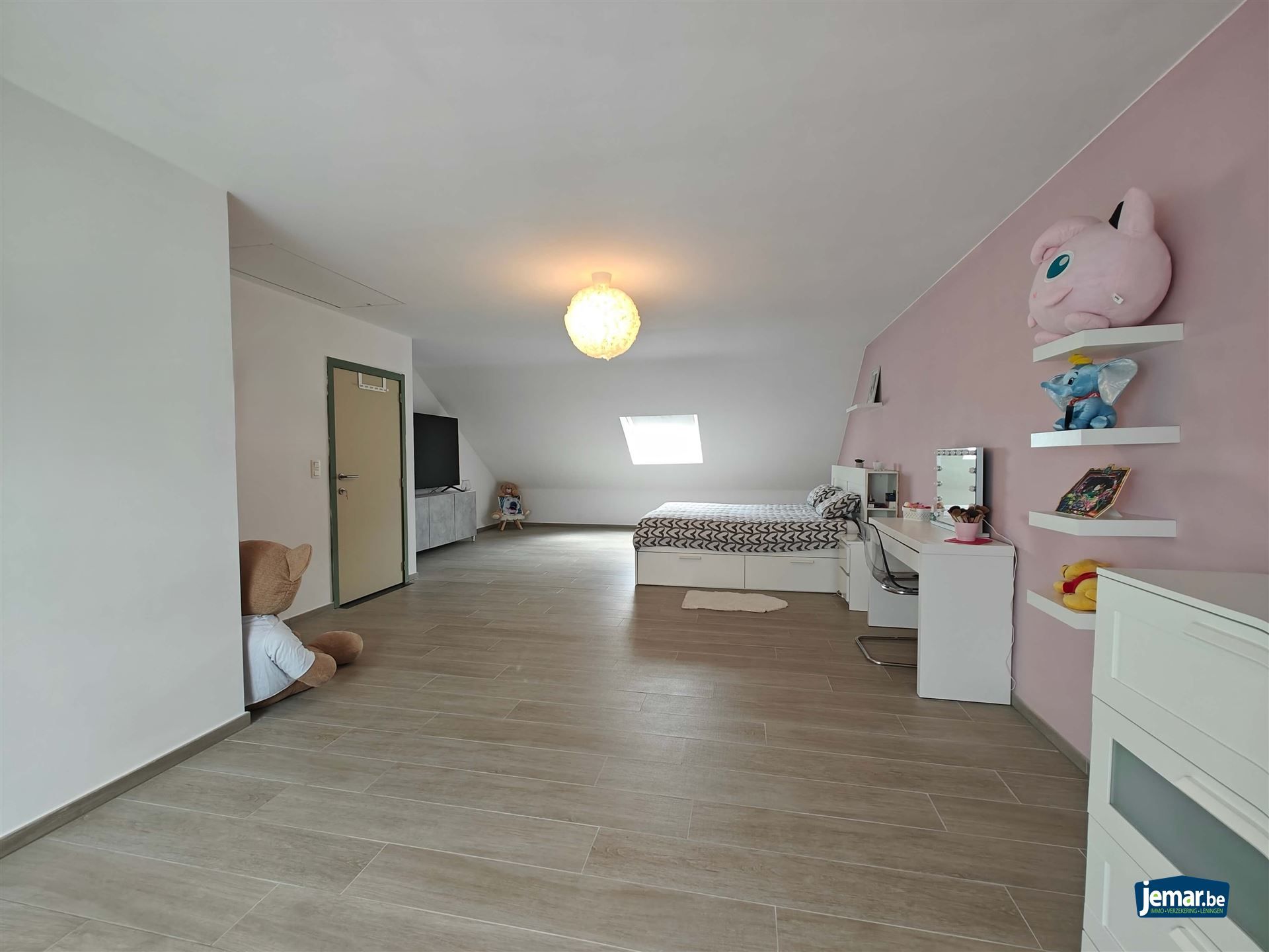 Woning met 5 slaapkamers, 2 badkamers en een grote garage foto 19