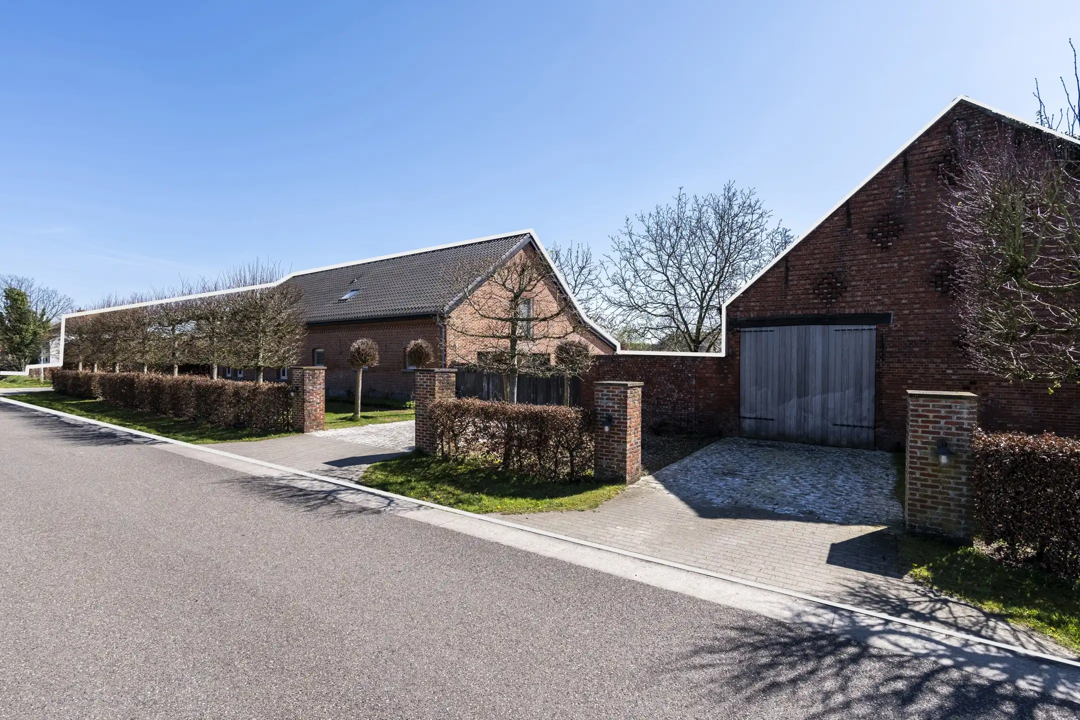 Uitzonderlijk gelegen paardeneigendom op ca. 2 hectare foto {{pictureIndex}}