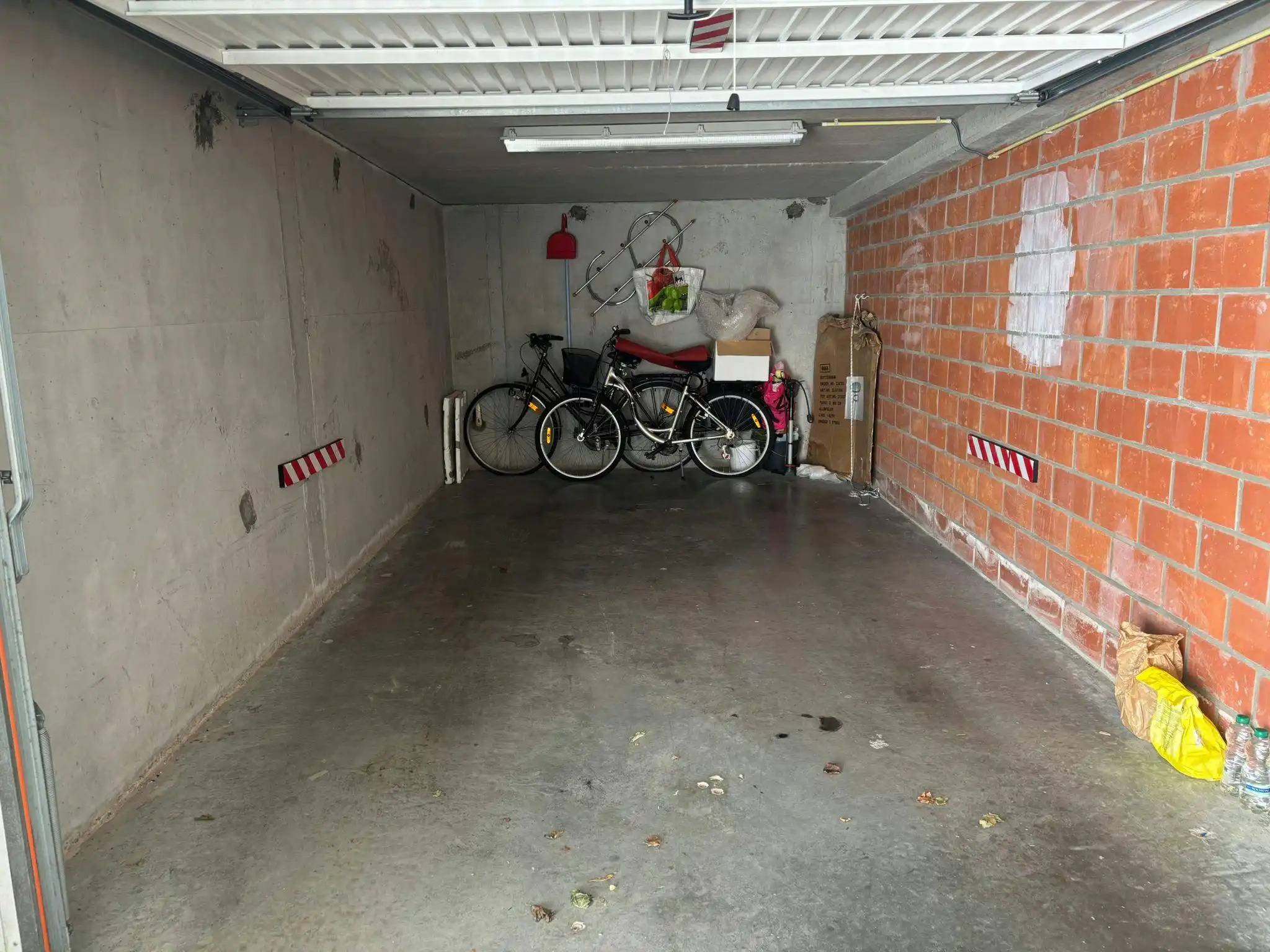 Centraal gelegen garagebox te koop in de Warande! foto 2
