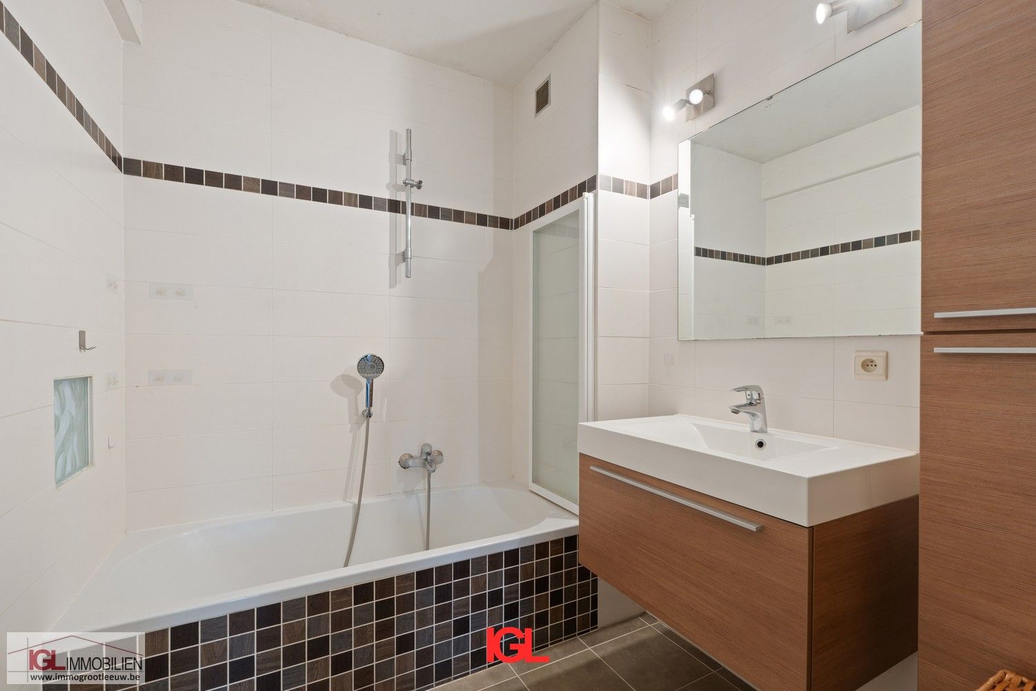 Ruim en licht appartement met 3 slaapkamers, groot terras en garage nabij centrum Sint-Pieters-Leeuw foto 5