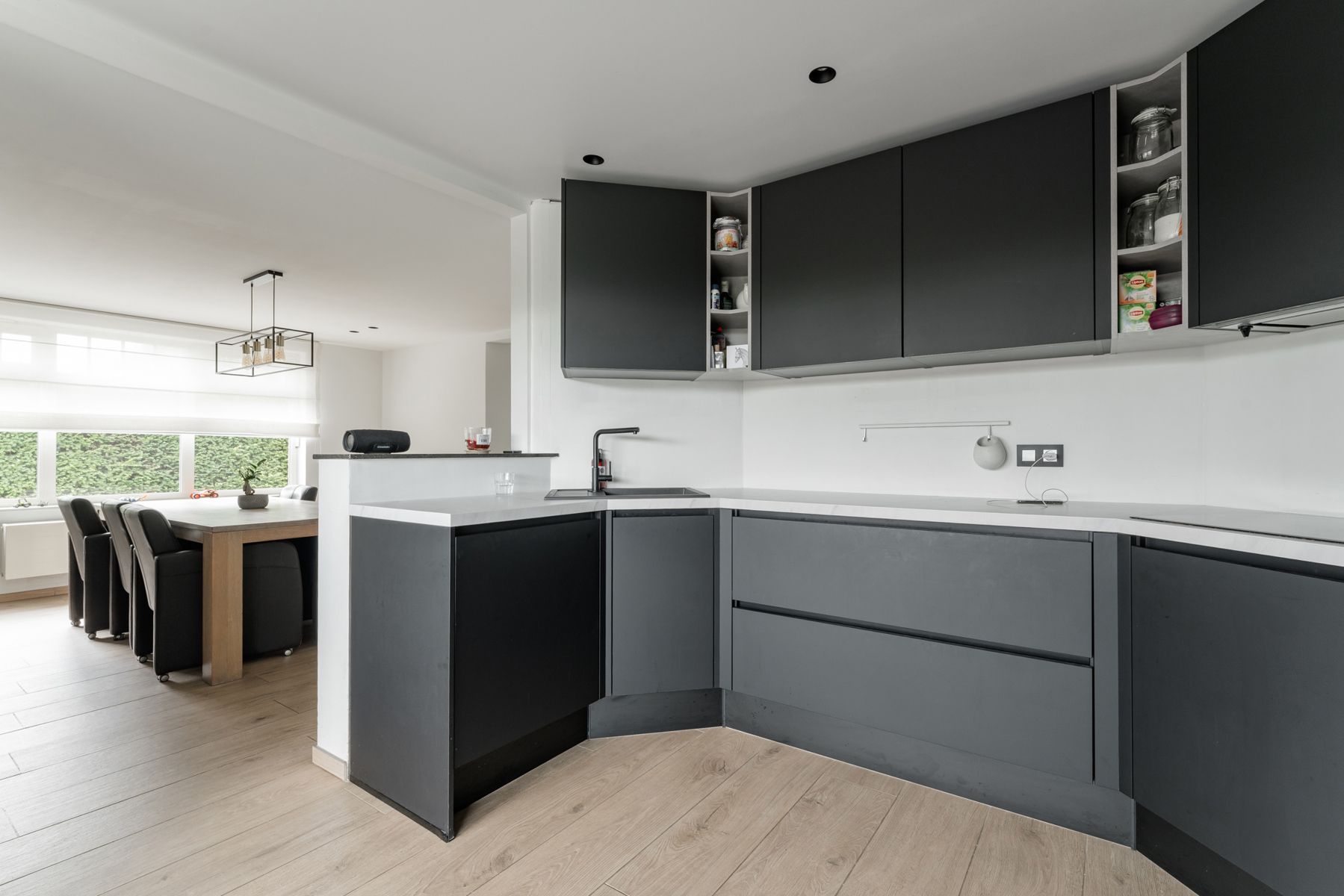 Ruime gerenoveerde woning met zwembad  foto 10