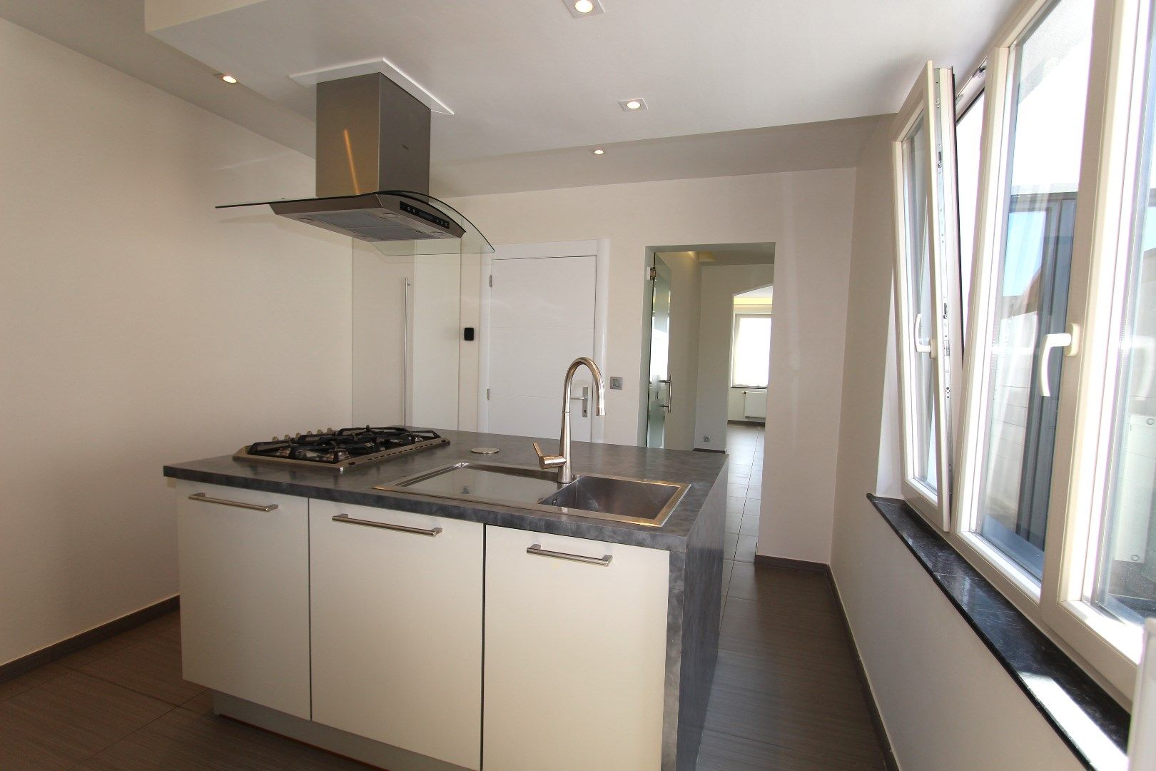 MOOI VERNIEUWDE WONING MET TUIN foto 6