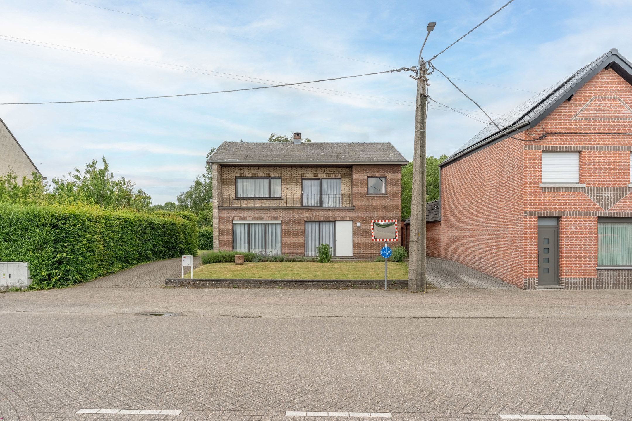 Hoofdfoto van de publicatie: Ruime, te renoveren woning met vergund magazijn te Beerse