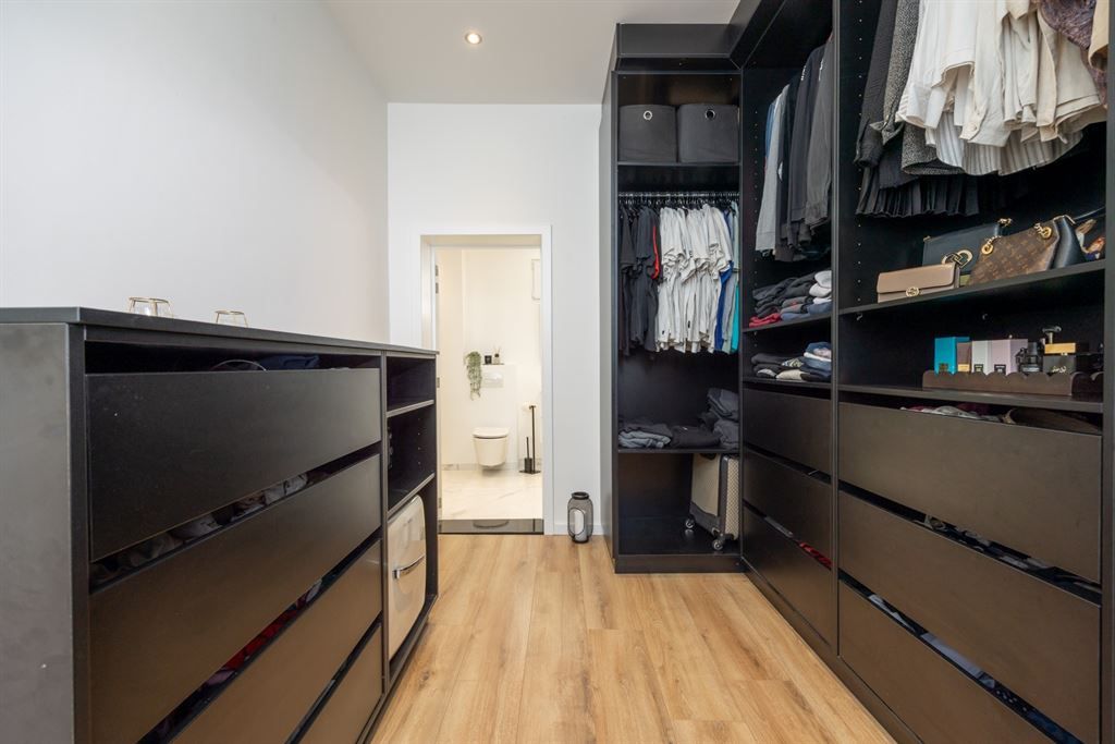 Ruime gerenoveerde woning met alle comfort foto 9