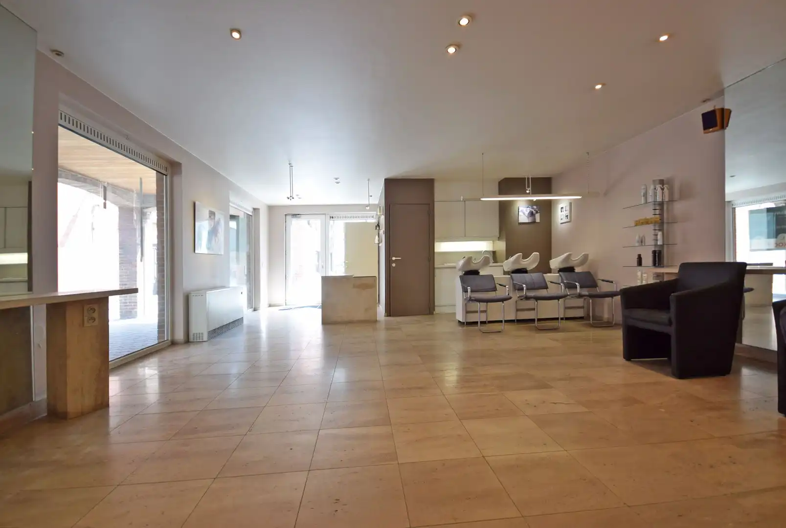 Commercieel handelspand op toplocatie in het centrum van Izegem foto 5