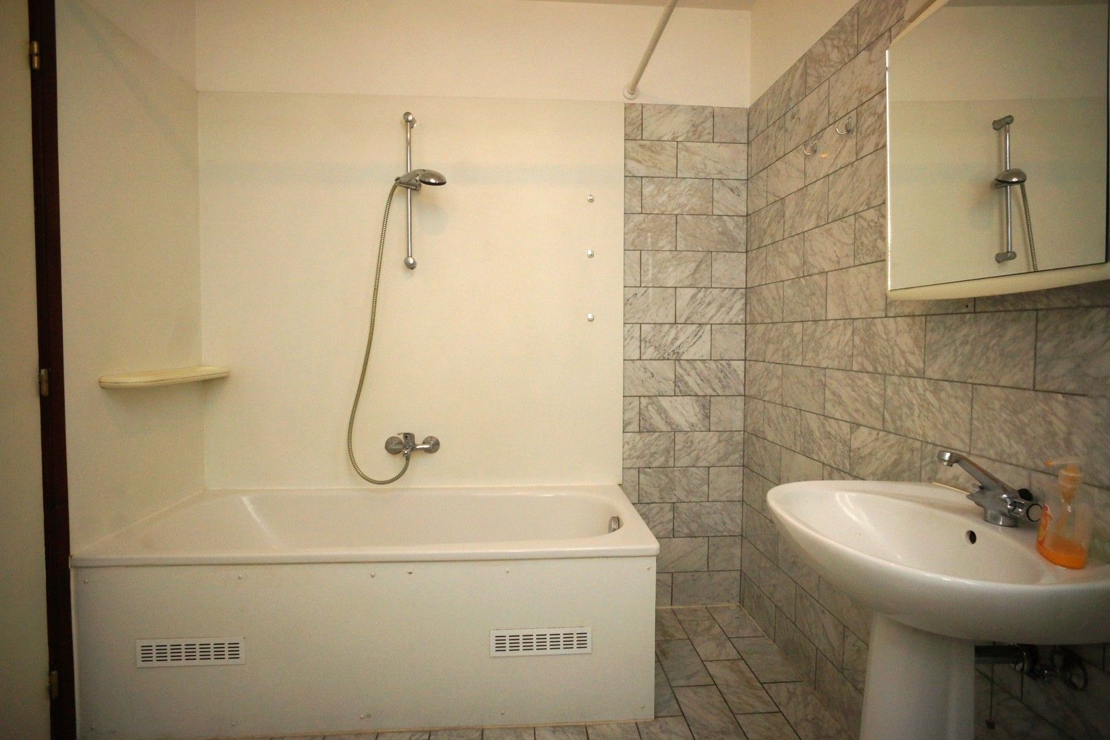 Ruim appartement met 3 slaapkamers gelegen tegenover de kerk van Wiemesmeer foto 9