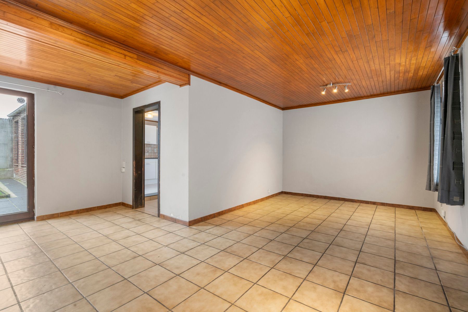 Te renoveren woning met 3 slaapkamers en garage  foto 3