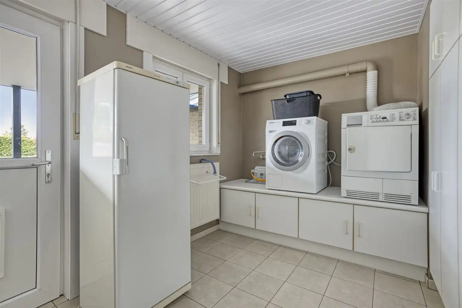 Ruim gelijkvloers appartement met gezellig, overdekt terras en ondergrondse garage, op een toplocatie vlak bij het centrum van Maaseik. foto 13