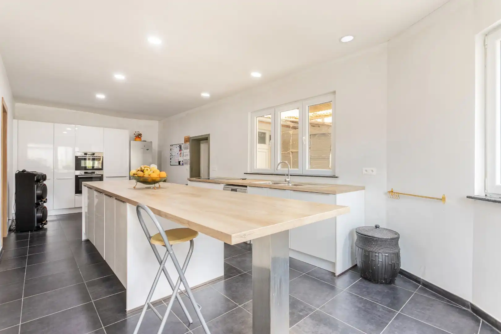 Gerenoveerde woning met 4 slaapkamers en opslagplaats foto 7