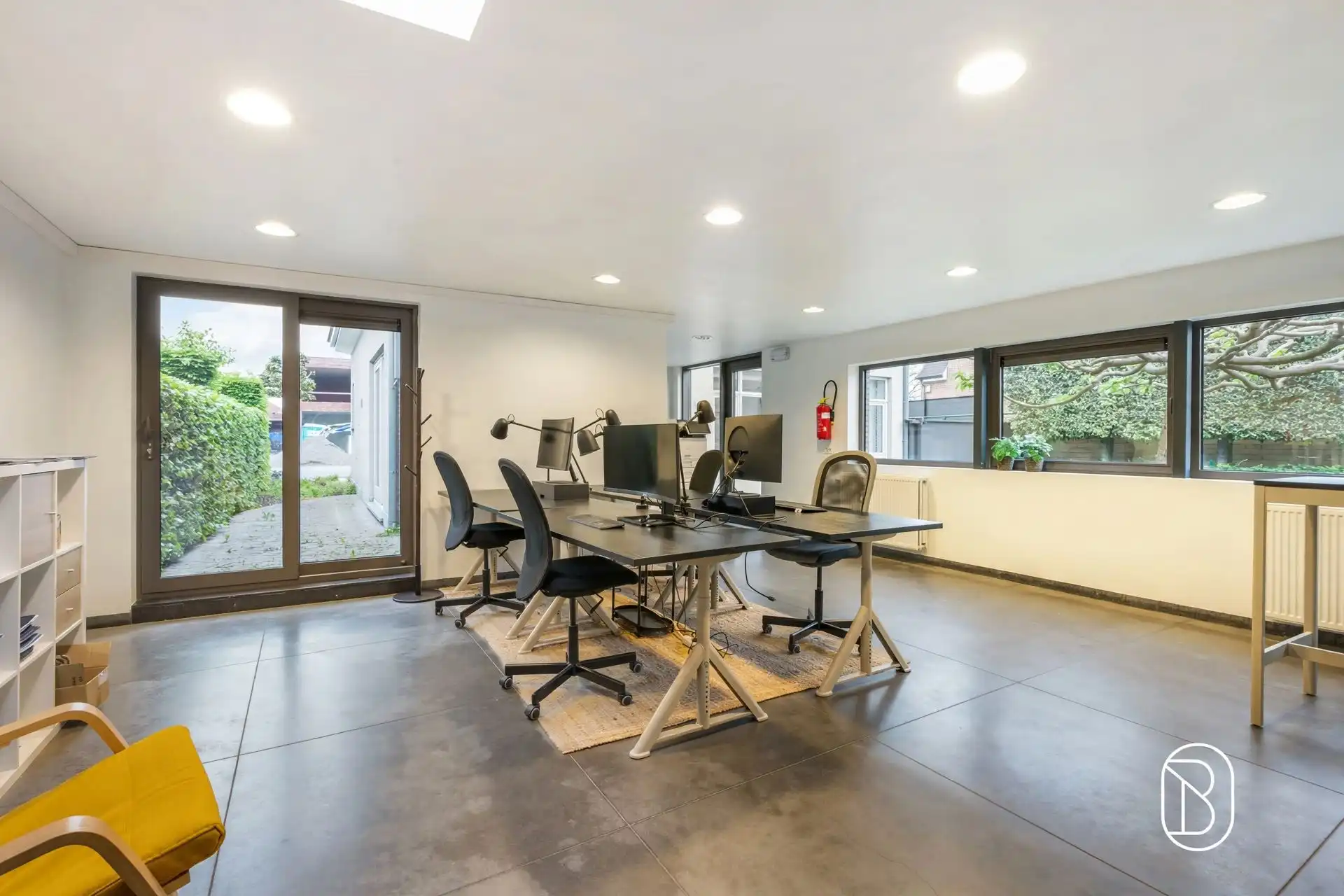 Commercieel gelegen kantoor/praktijk + woonst met atelier foto 11
