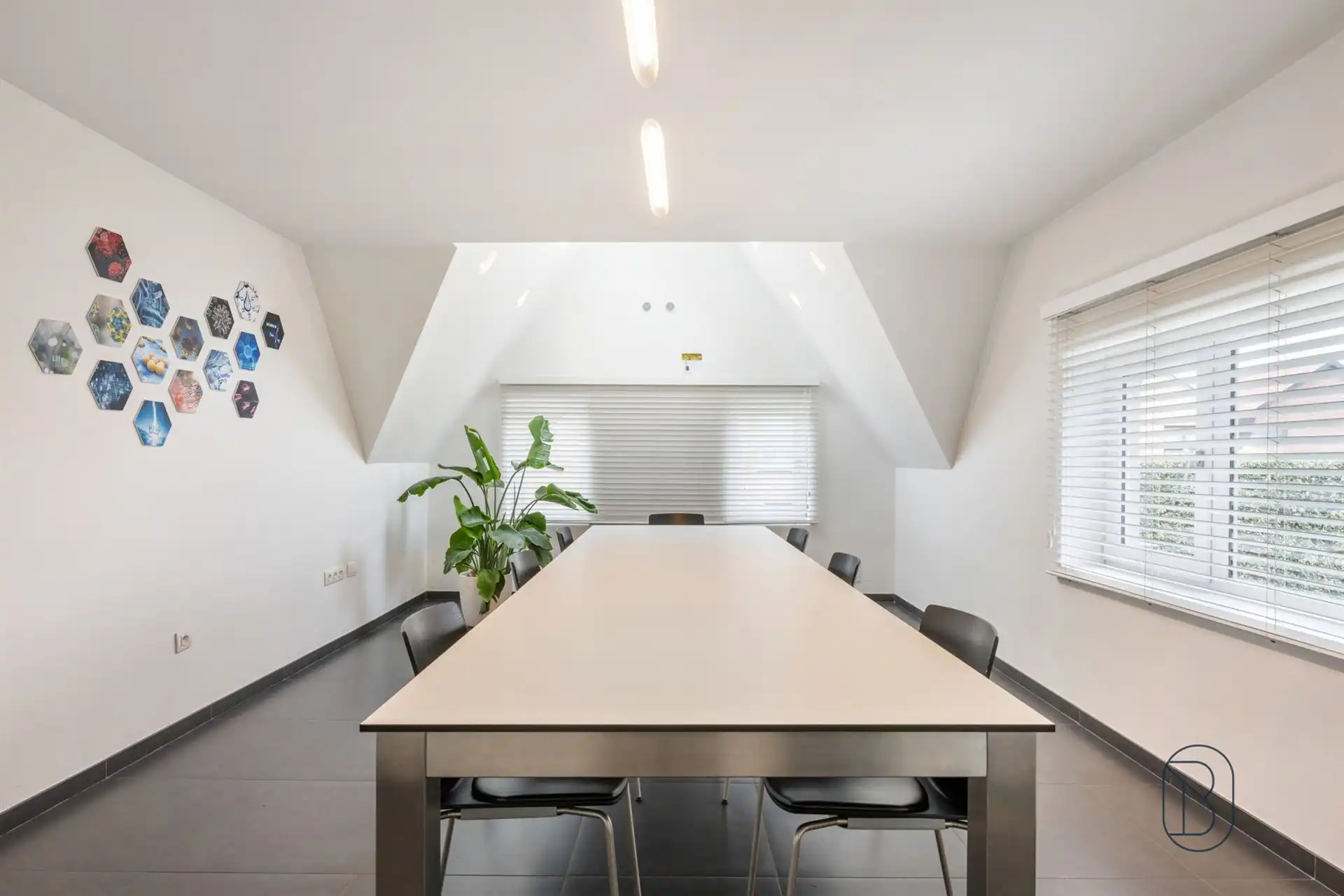 Commercieel gelegen kantoor/praktijk + woonst met atelier foto 21
