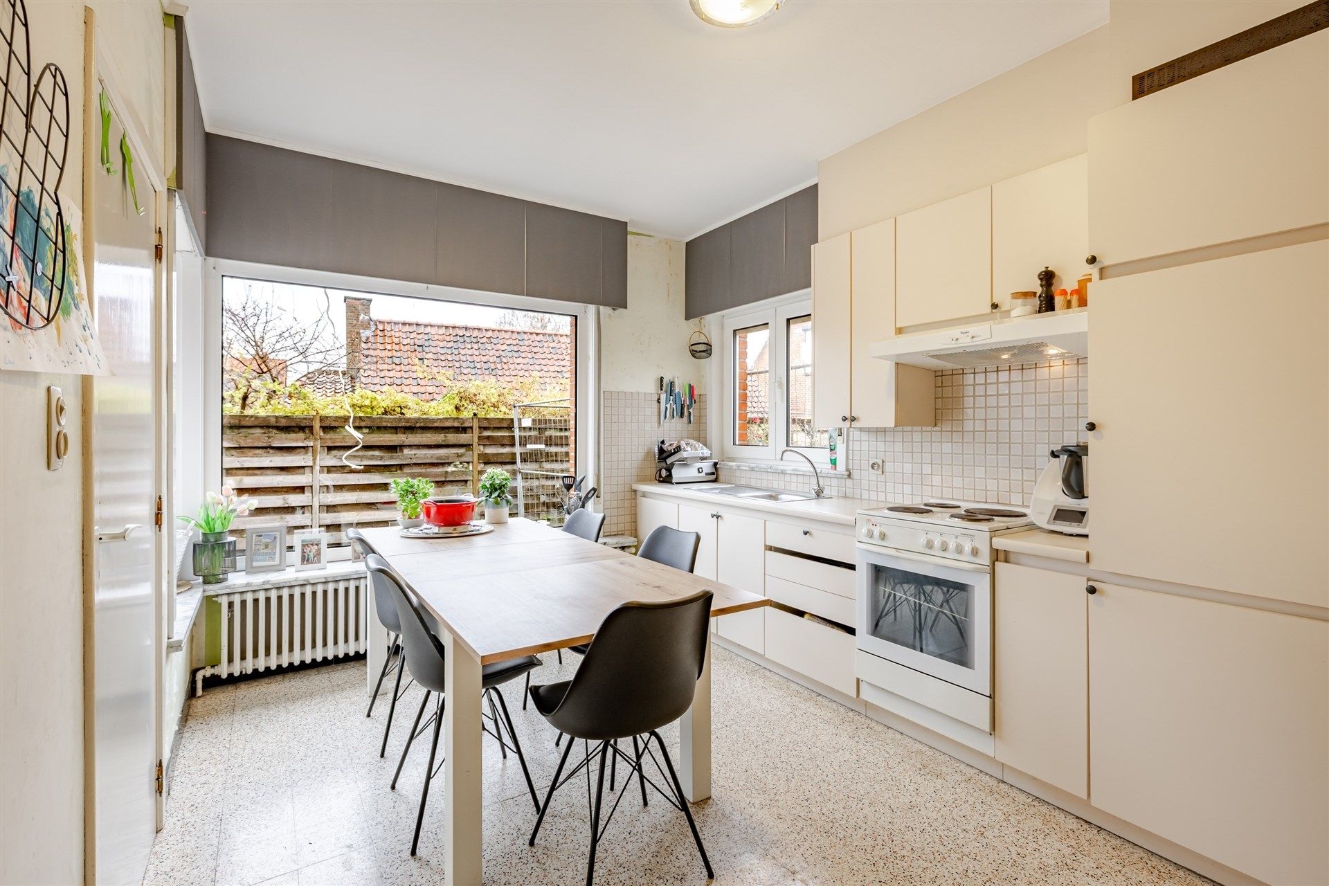 Op te frissen woning met supertoffe tuin, nabij het centrum! foto 3