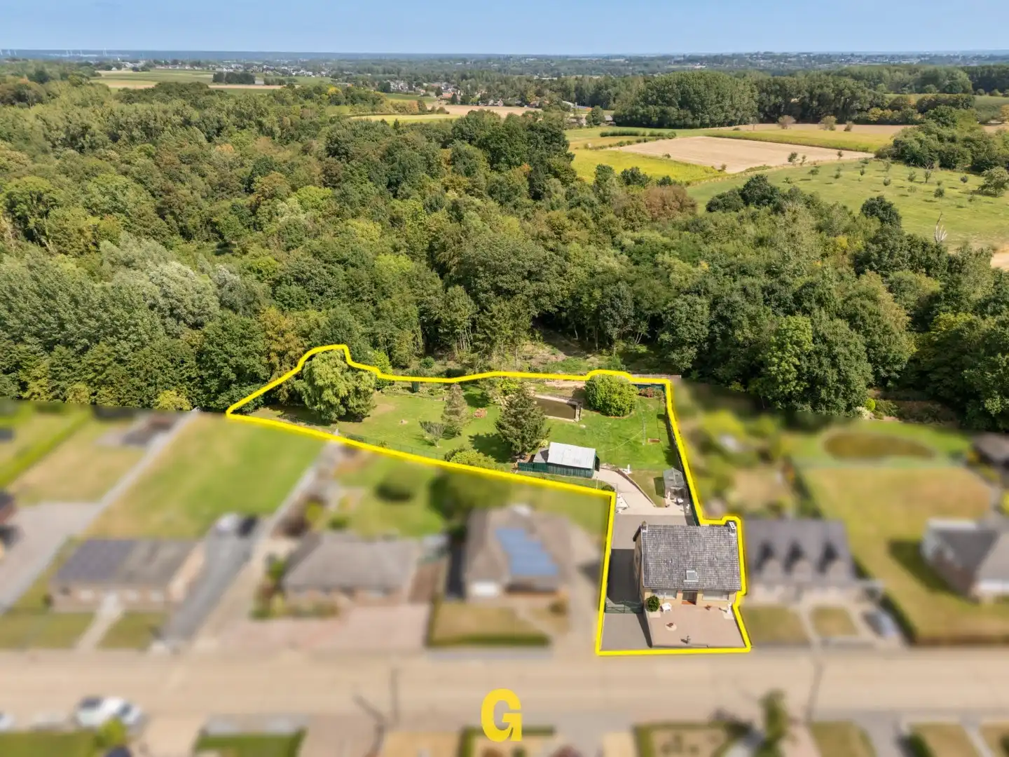 Hoofdfoto van de publicatie: Op te frissen halfopen woning met 4 slaapkamers en achterliggende gronden op 33a 99ca, grenzend aan natuurgebied