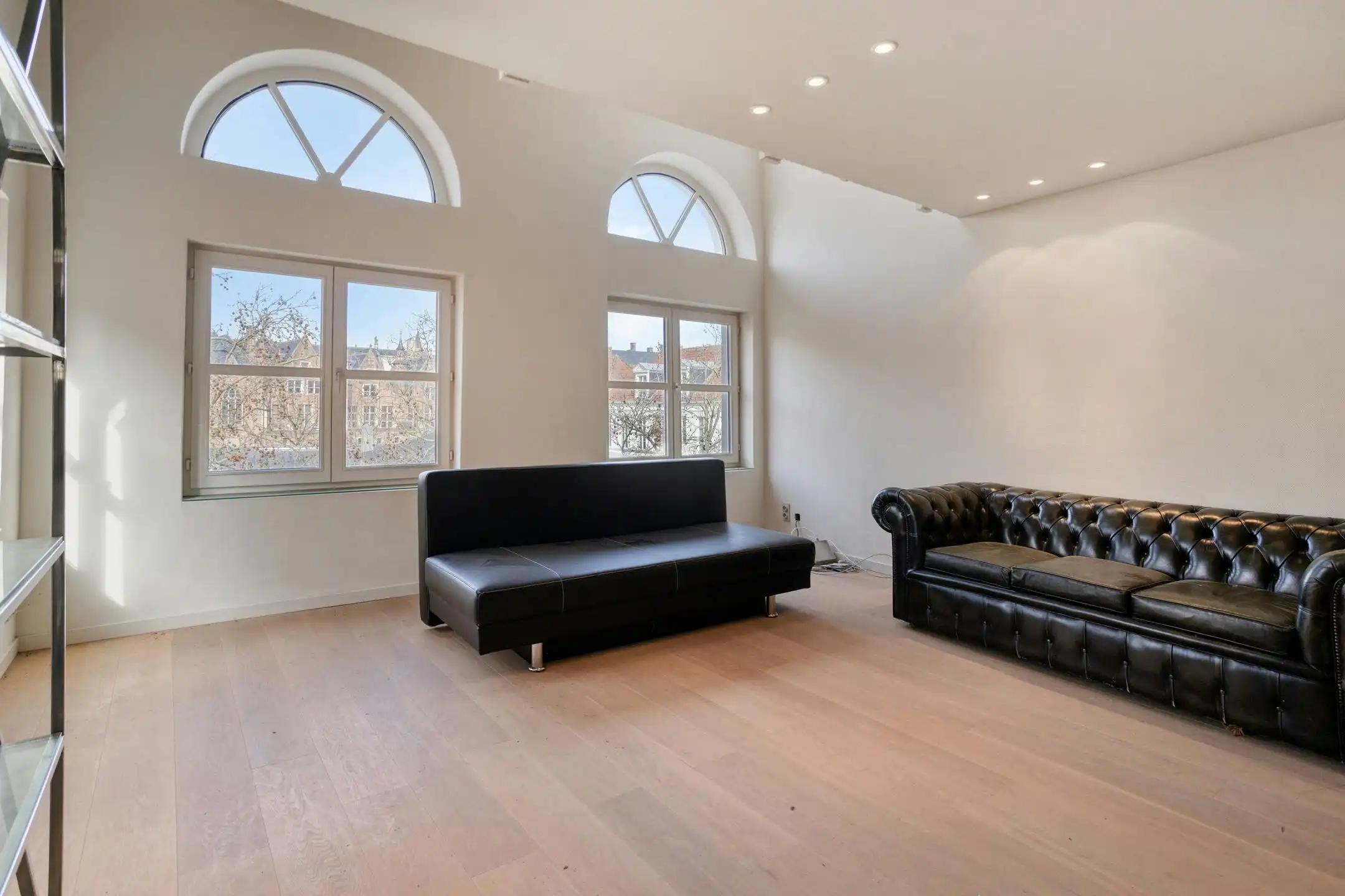 Instapklaar appartement te koop met mezzanine in Brugge foto 3