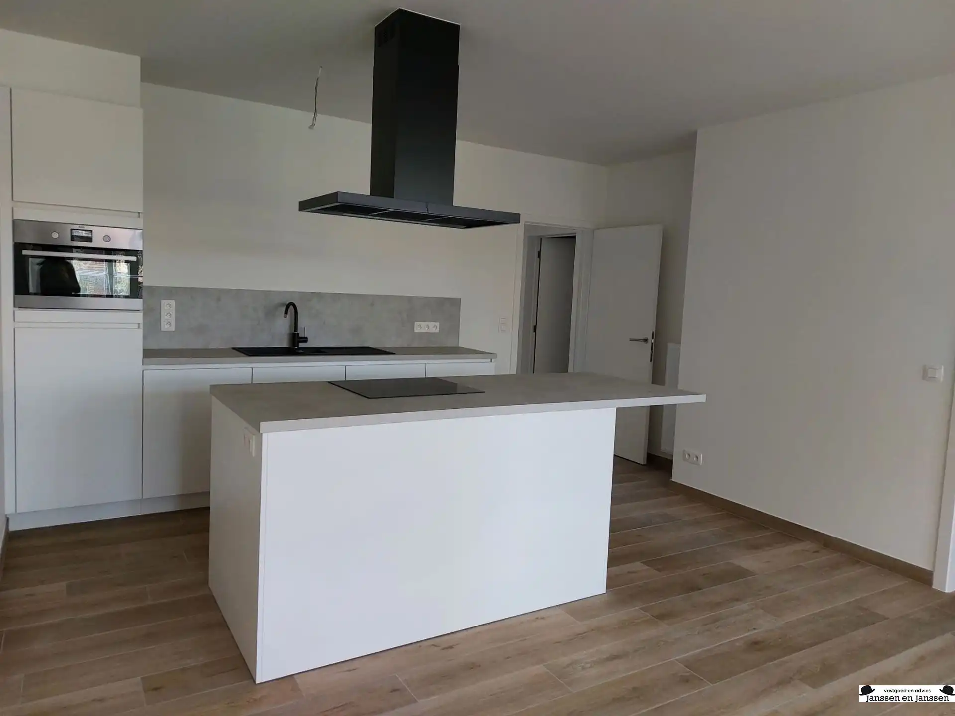 Stijlvol afgewerkt appartement met 2 slpks, twee auto-staanplaatsen en terras in het centrum van Gooreind (ca.100m²) foto 5
