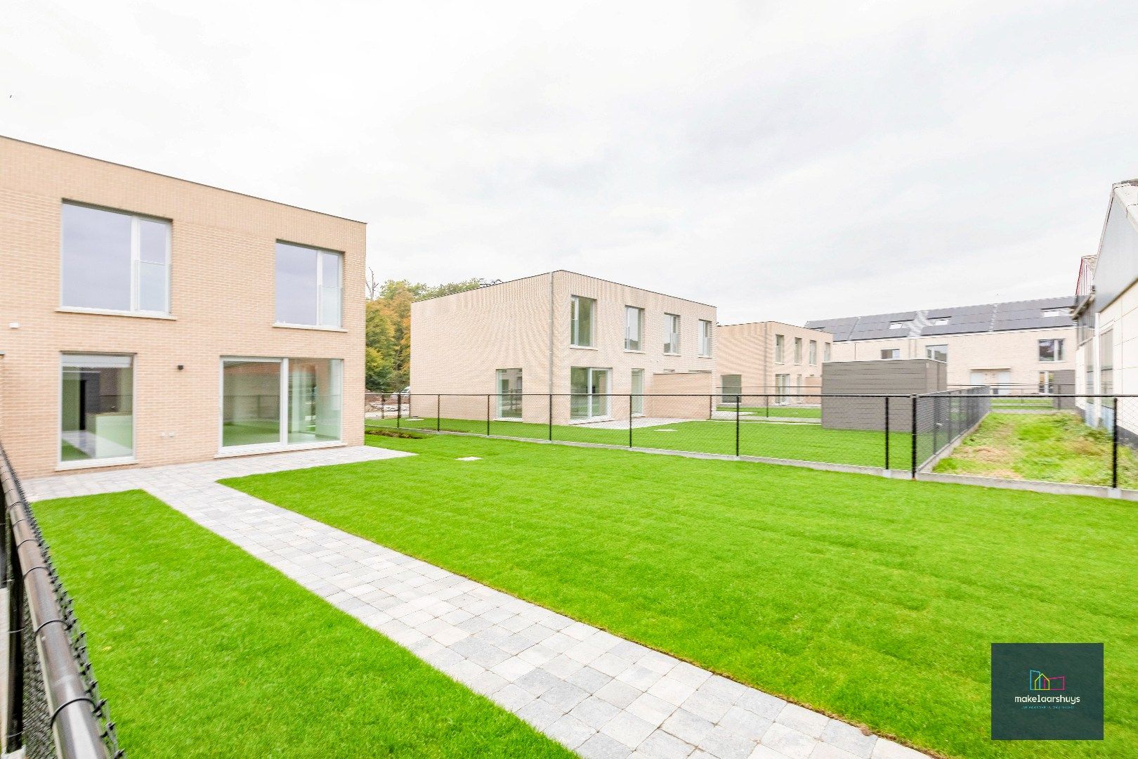 Energiezuinige nieuwbouwwoning met 3 slaapkamers , tuin en staanplaats foto 21