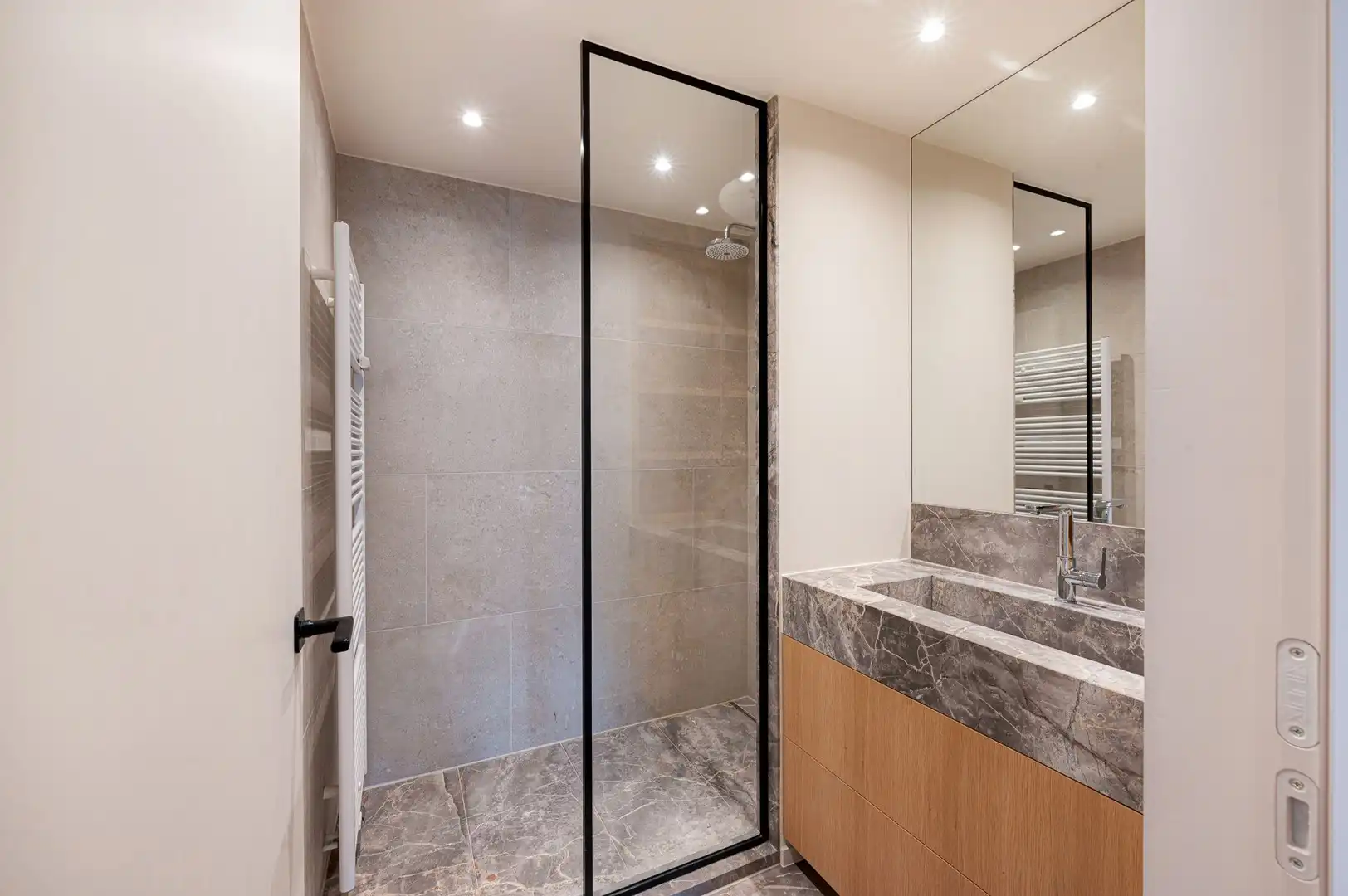 Prachtig afgewerkt, gemeubeld twee slaapkamer appartement heel goed gelegen op de Kustlaan. foto 14
