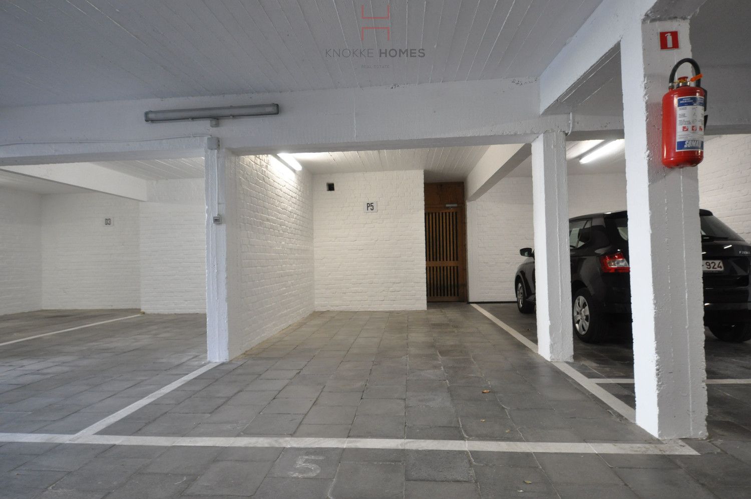 Ruime parkeerplaats in Duinbergen, niet ver van de zeilclub RBSC foto 4