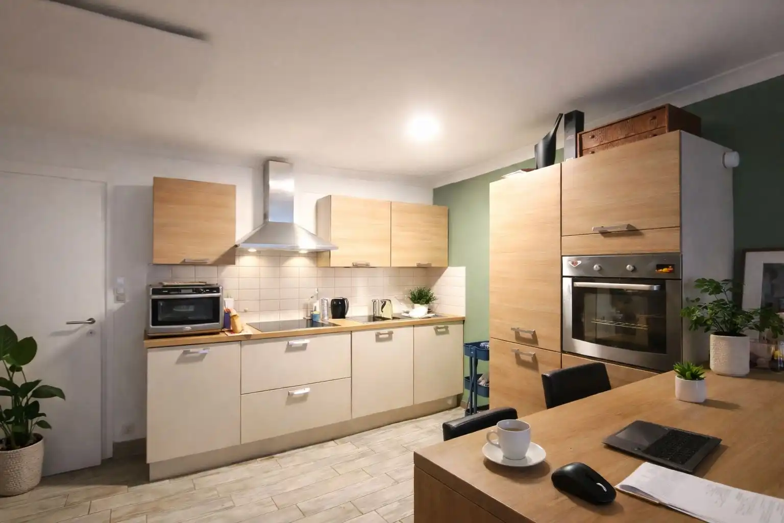 Ruim appartement met HANDELSGELIJKVLOERS met KELDER in hartje Oostende ! foto 3