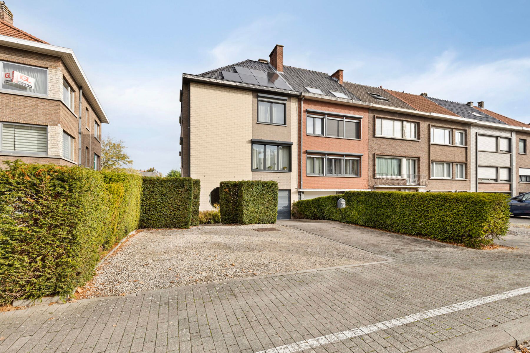 Ruime woning met 4 slaapkamers, garage en tuin foto {{pictureIndex}}