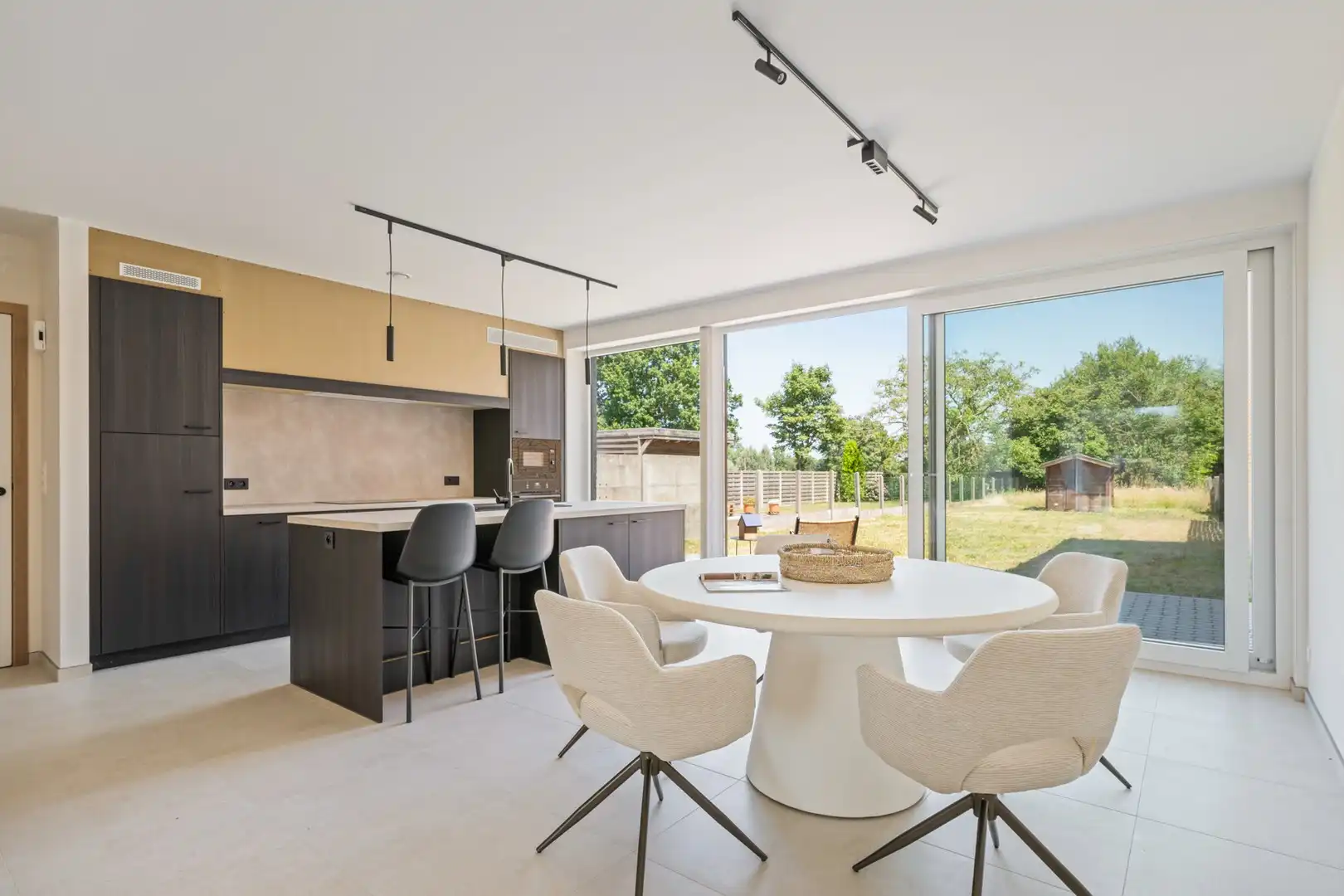 BEZOEKMOMENT OP 06/09 - Kwalitatief afgewerkte lichtrijke en ruime nieuwbouw woning met tuin en 3 volwaardige slaapkamers foto {{pictureIndex}}
