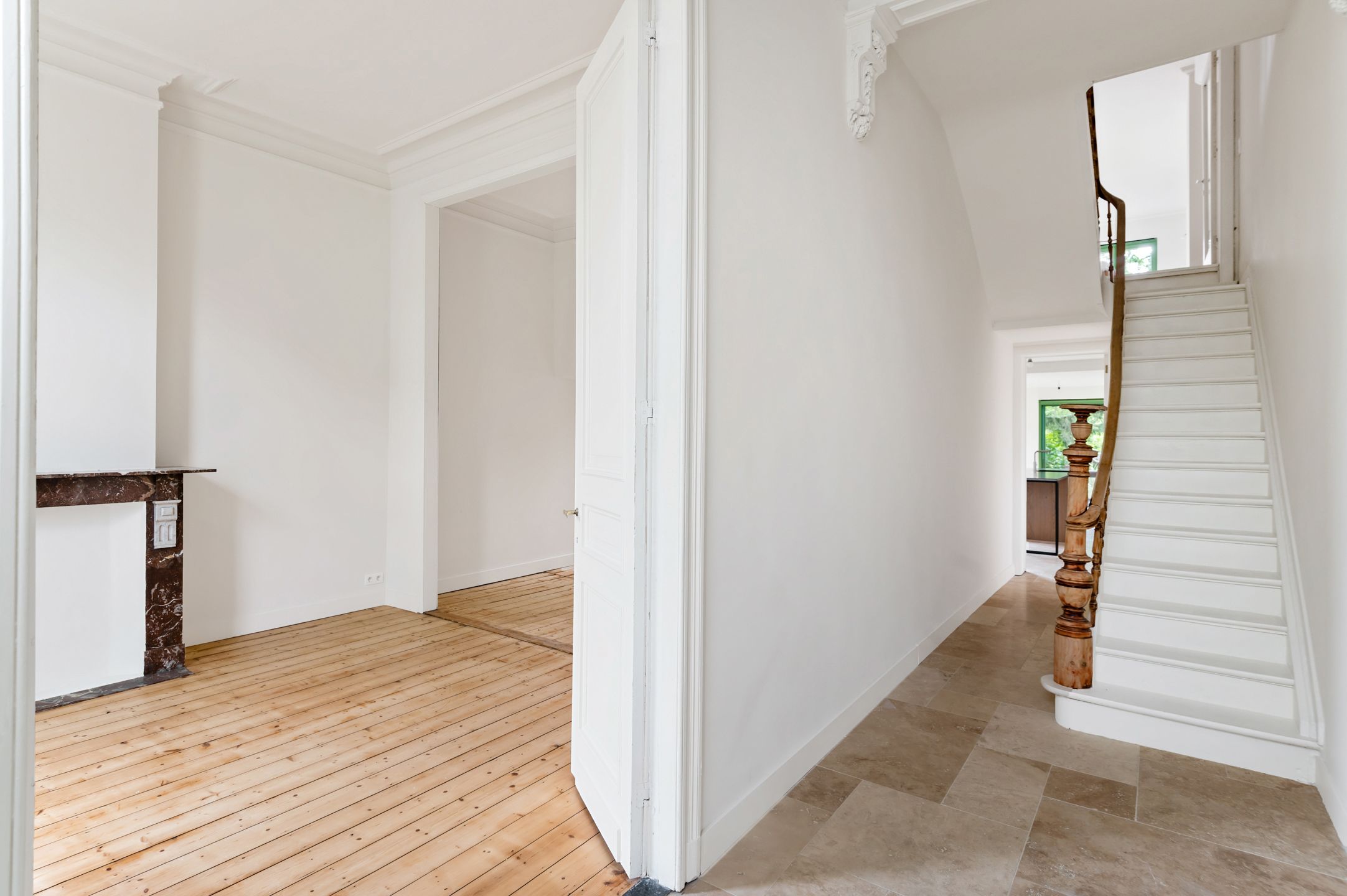 Volledig gerenoveerde herenwoning op een perceel van 770 m²  foto 2