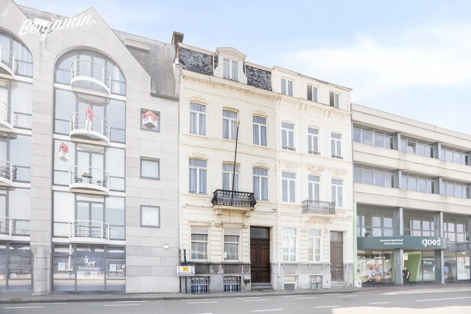 Karaktervol herenhuis met 5 slaapkamers, zuidgerichte tuin en garage in hartje Kortrijk foto 1