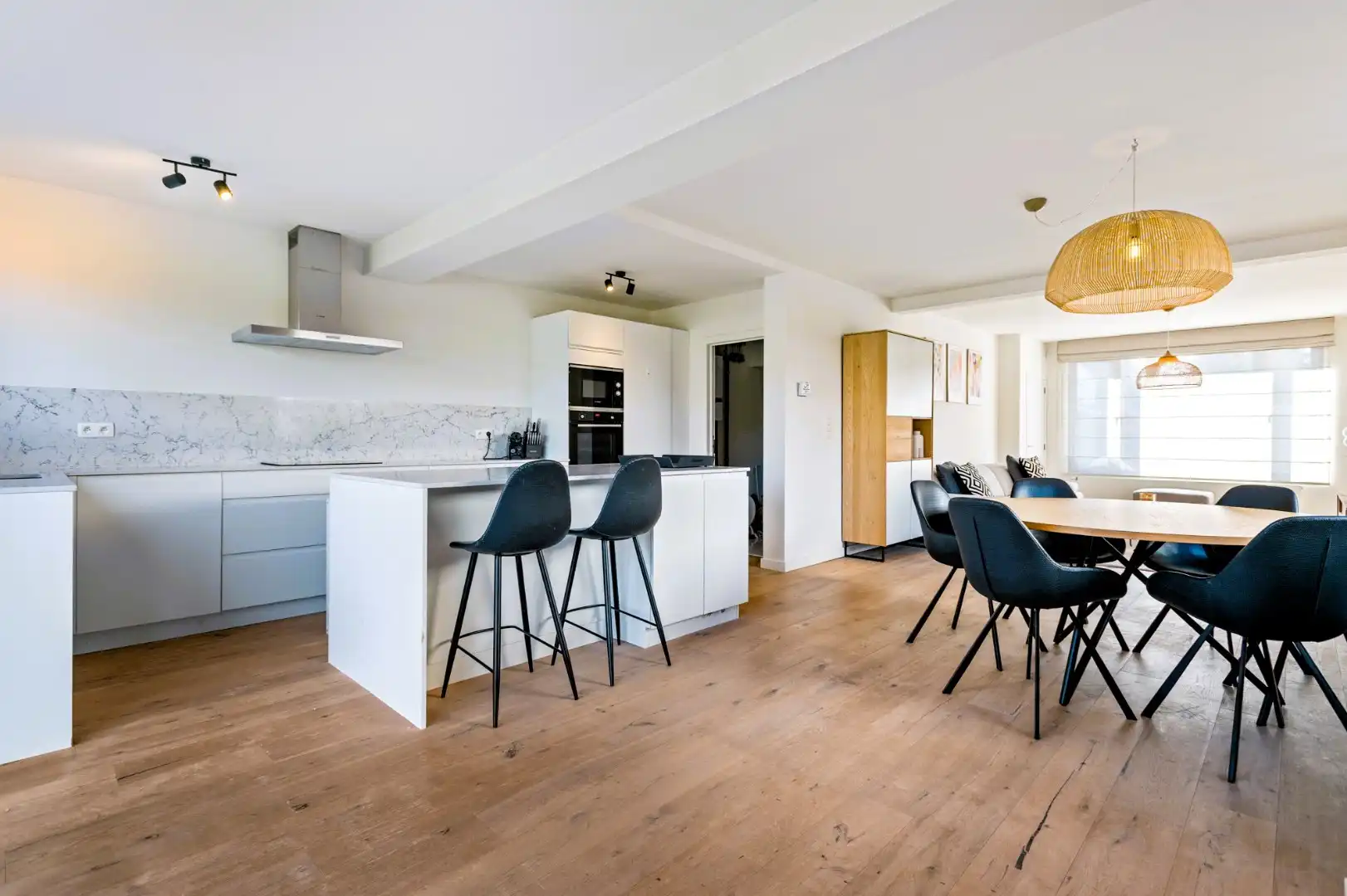 Instapklare vernieuwde woning op absolute topligging foto 3
