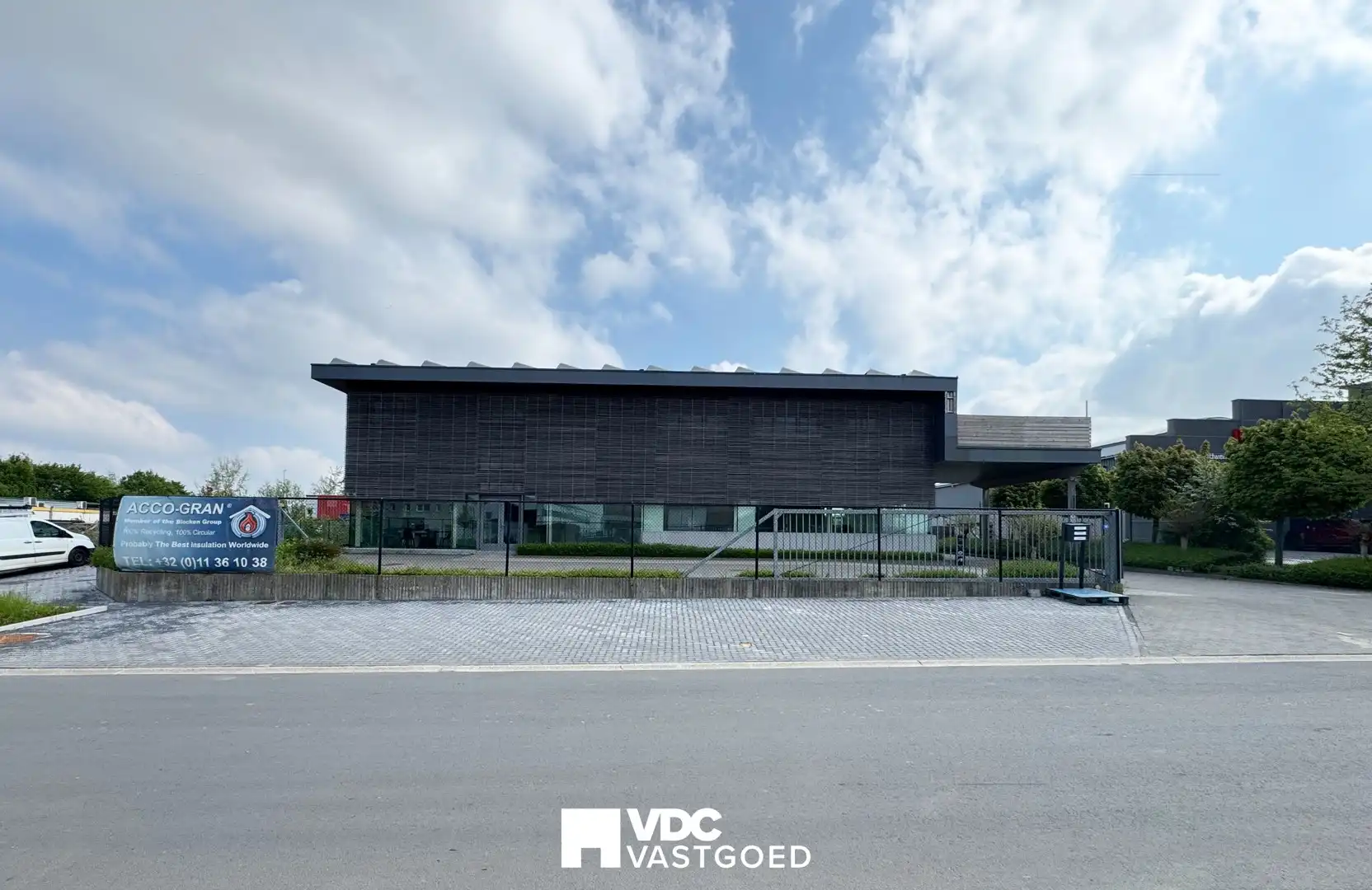 Representatief bedrijfscomplex met kantoren, dubbele industriehal, vergaderfaciliteiten, woongelegenheid en zonnepanelen foto 2
