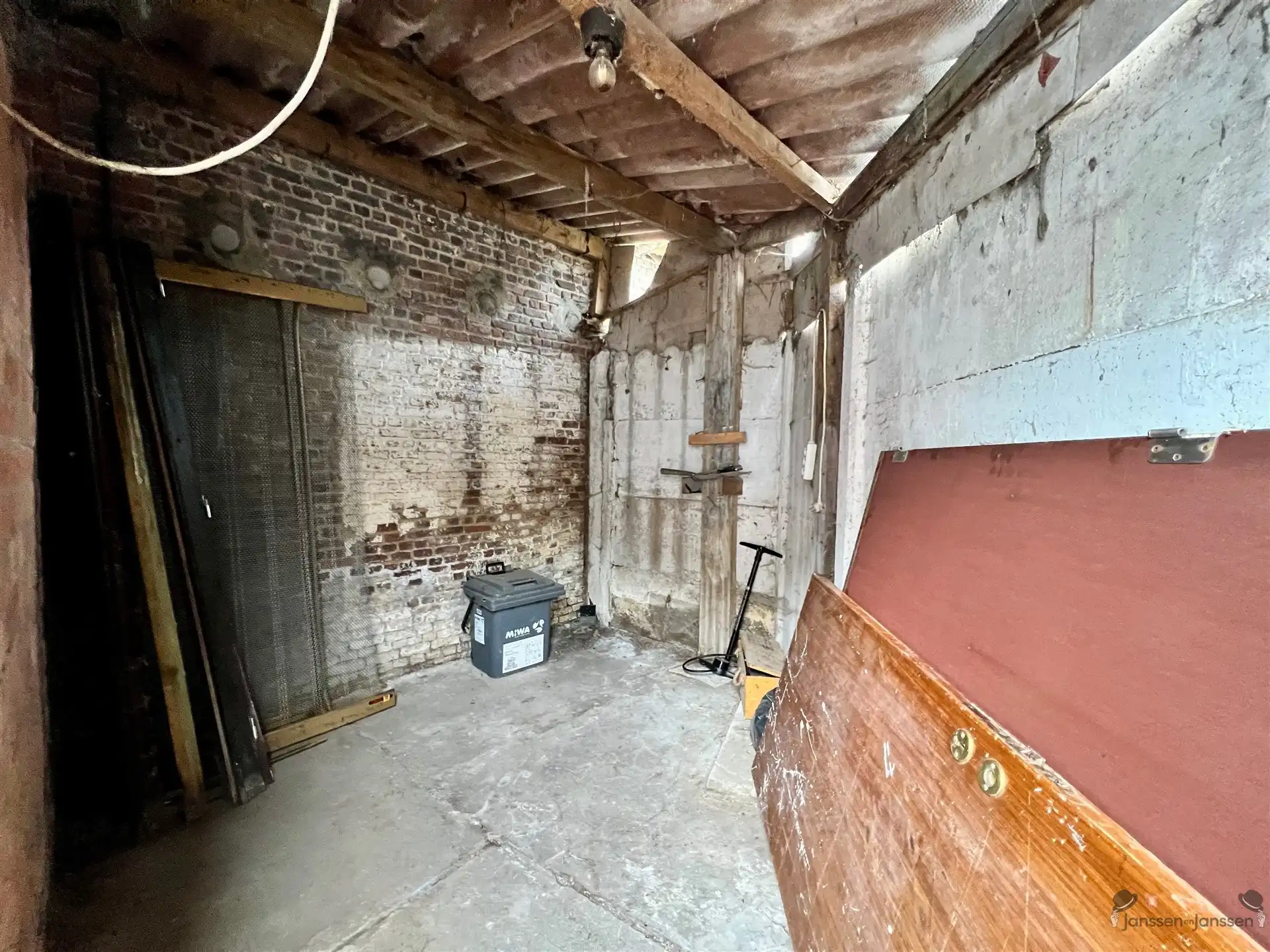 Te renoveren rijwoning met authentieke gevel foto 16