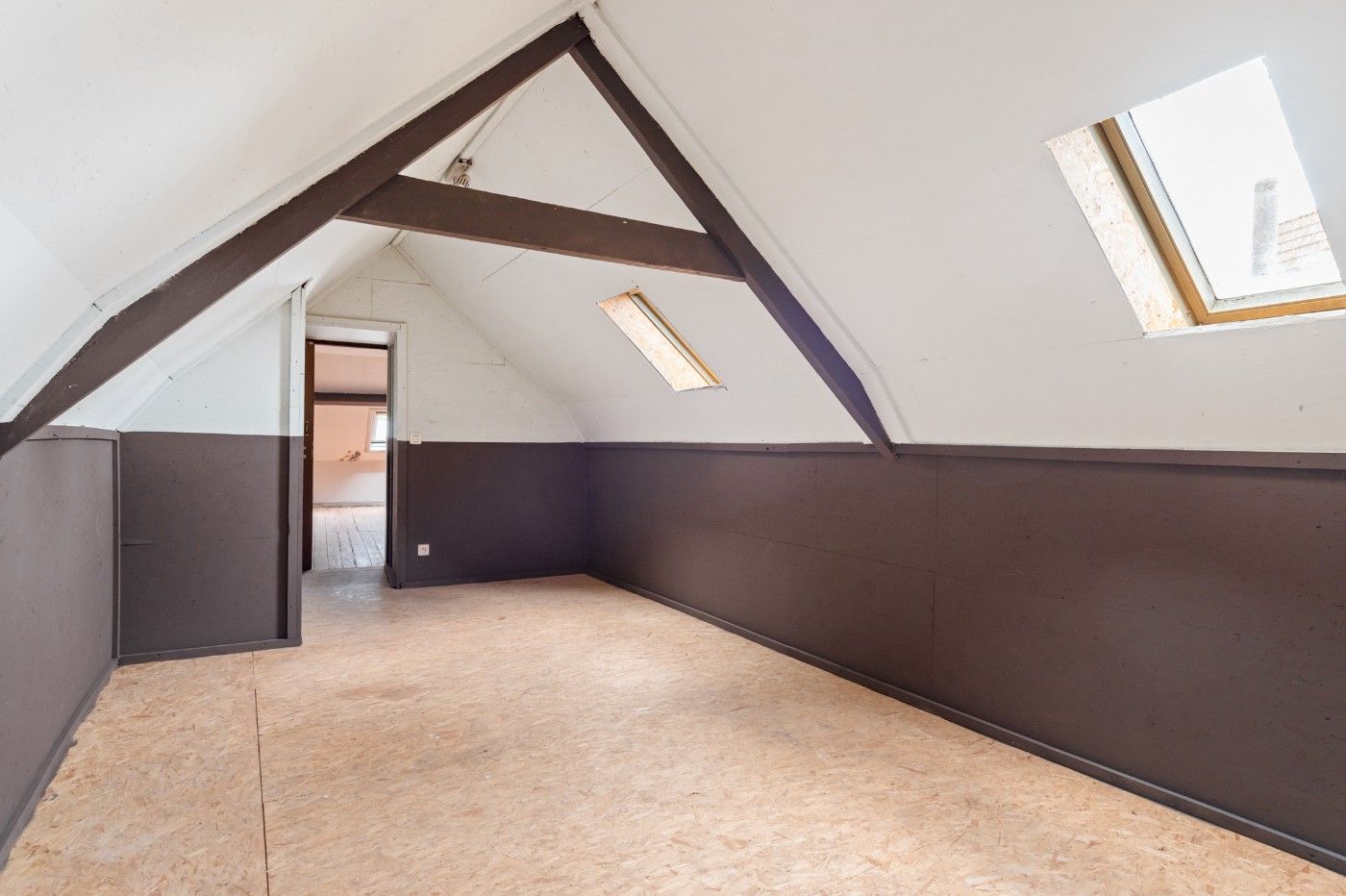 Karaktervolle, te renoveren woning met 4 slpk., garage en tuin foto 22