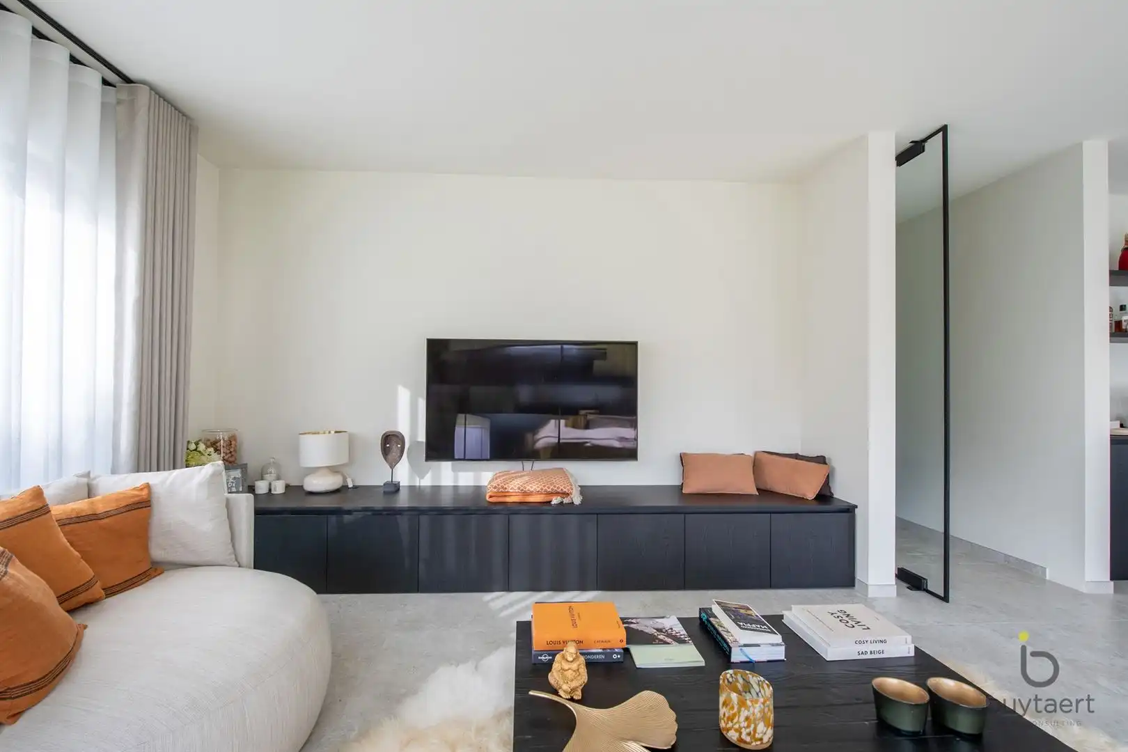 Knappe GELIJKVLOERSE villa + bijgebouw te Halle! foto 8