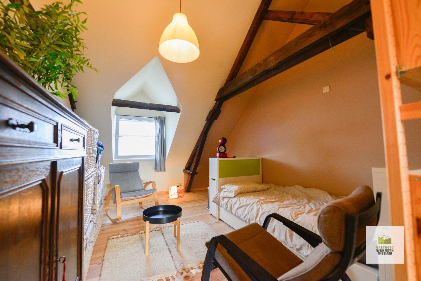 Gerenoveerd handelspand met ruime woning en gezellige stadstuin te centrum Roeselare foto 12