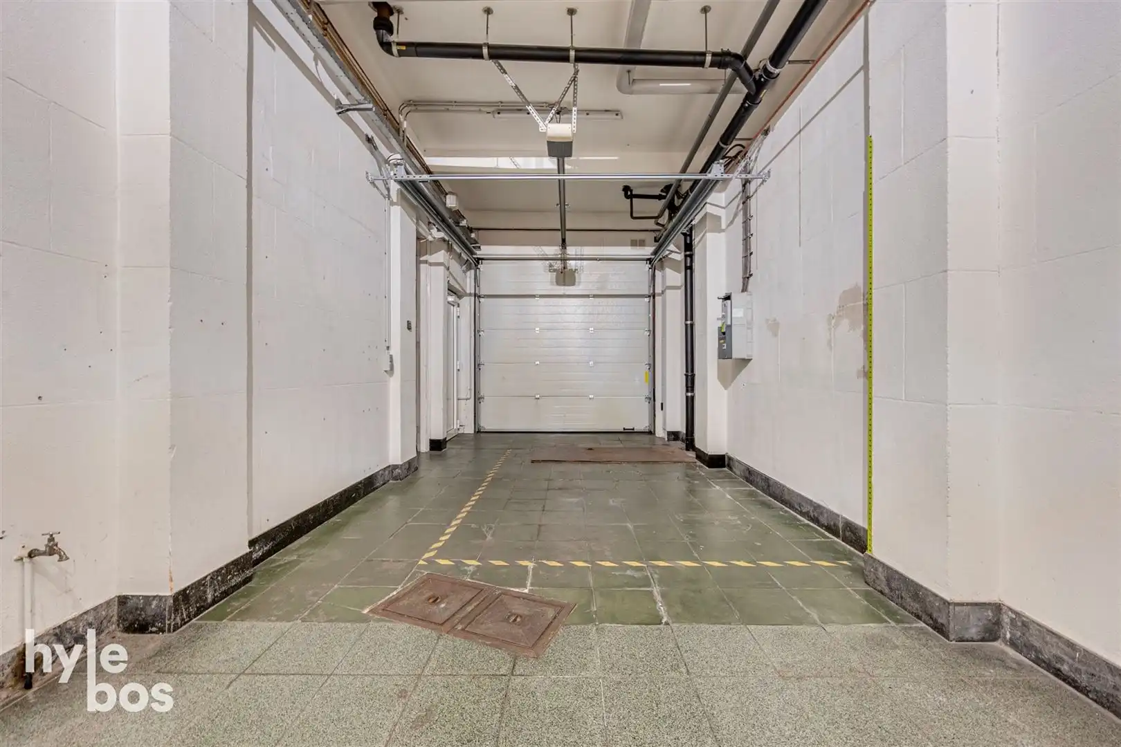 Ruim bovenhuis met groot magazijn in het centrum van de stad foto 25