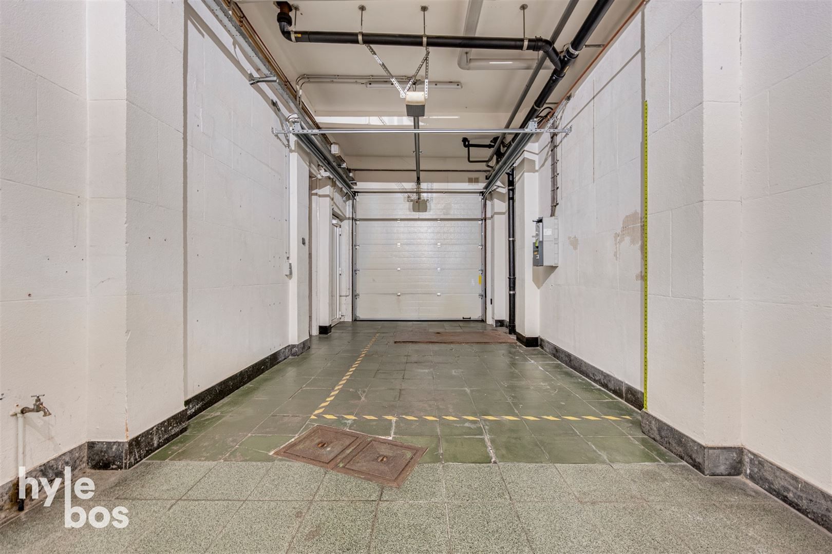 Ruim bovenhuis met groot magazijn in het centrum van de stad foto 25