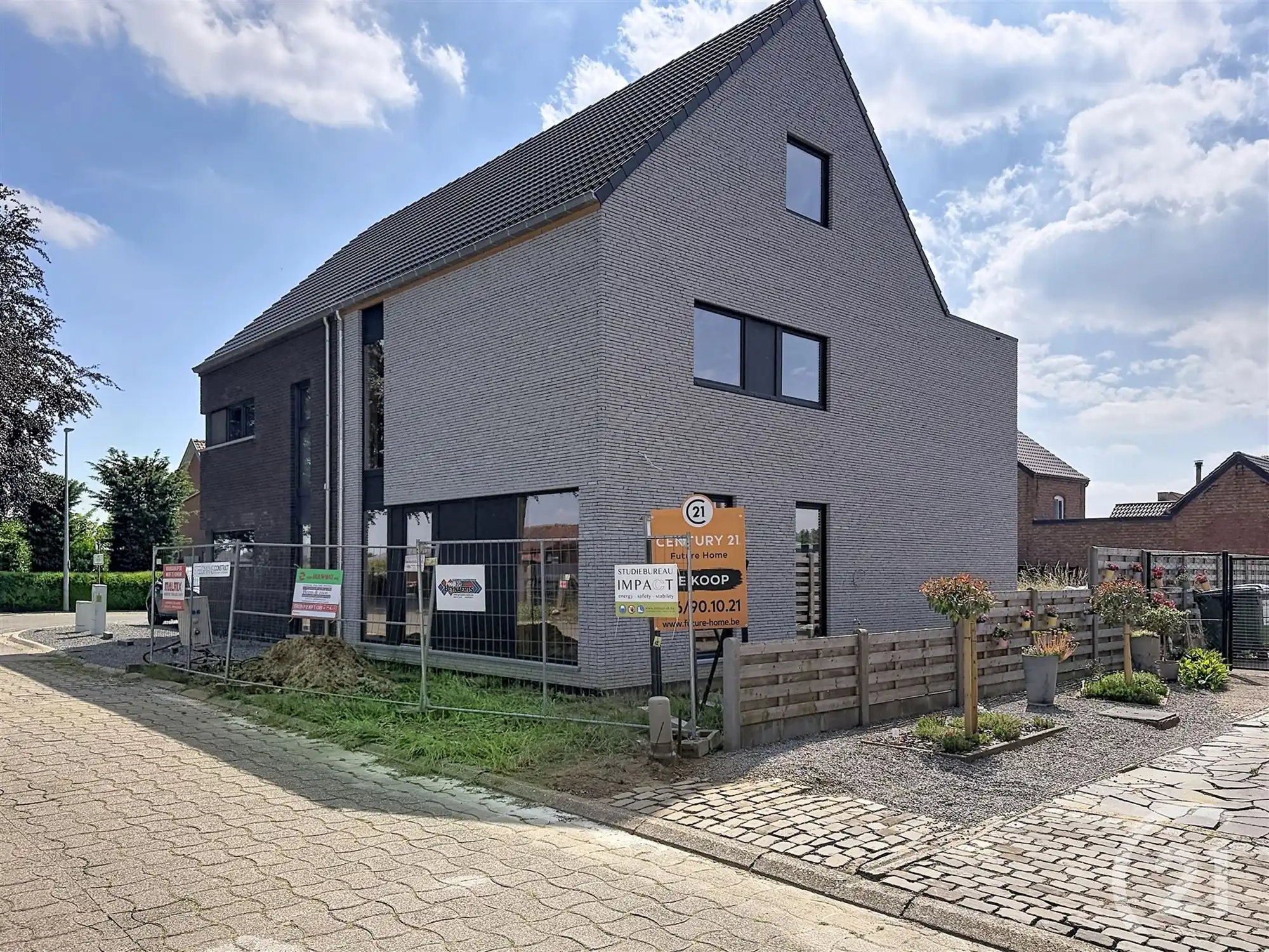 Nieuwbouwwoning in zeer rustige straat te koop! foto 3