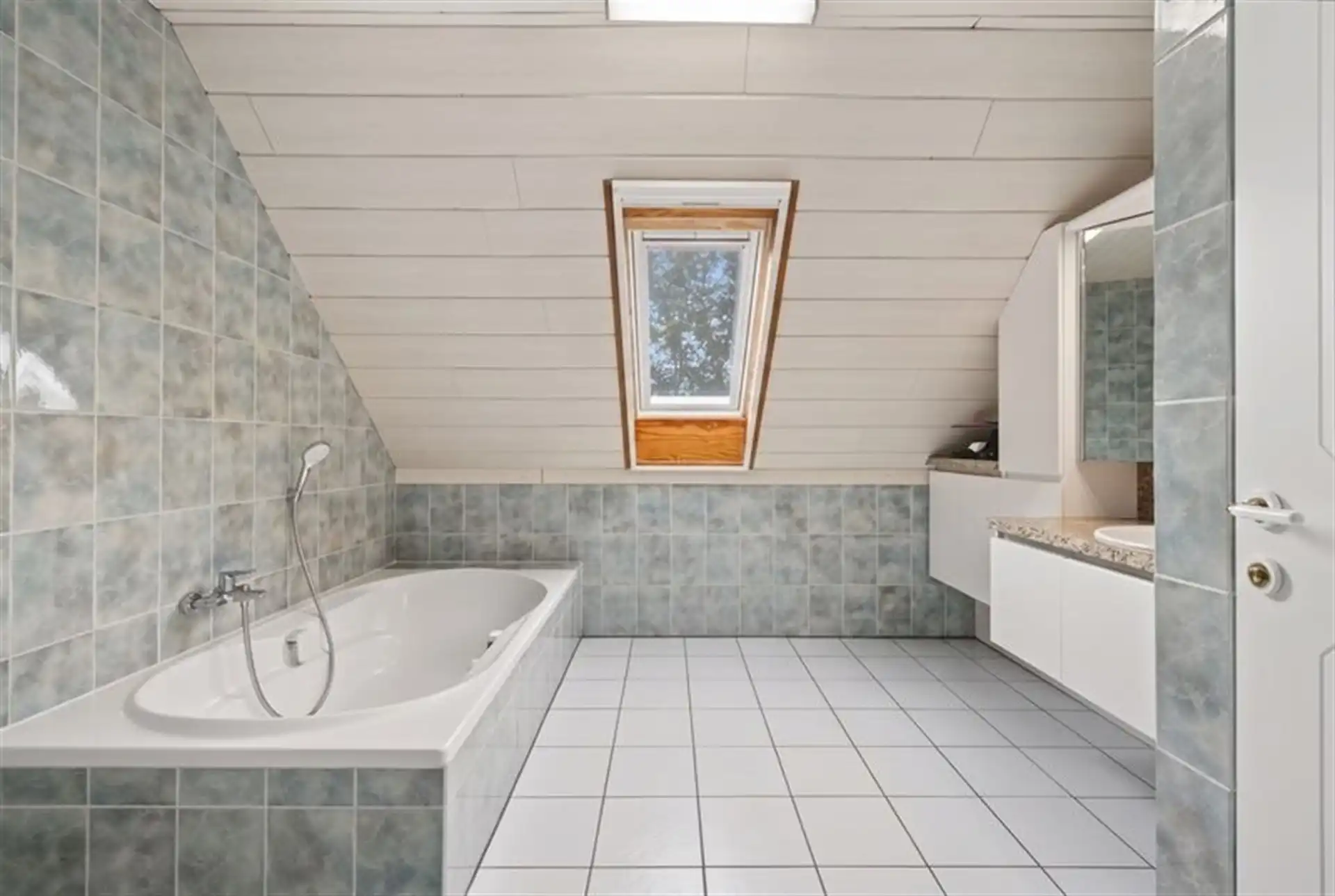Uitstekend gelegen gezinswoning met 4 slaapkamers + bureau en ruime garage foto 18