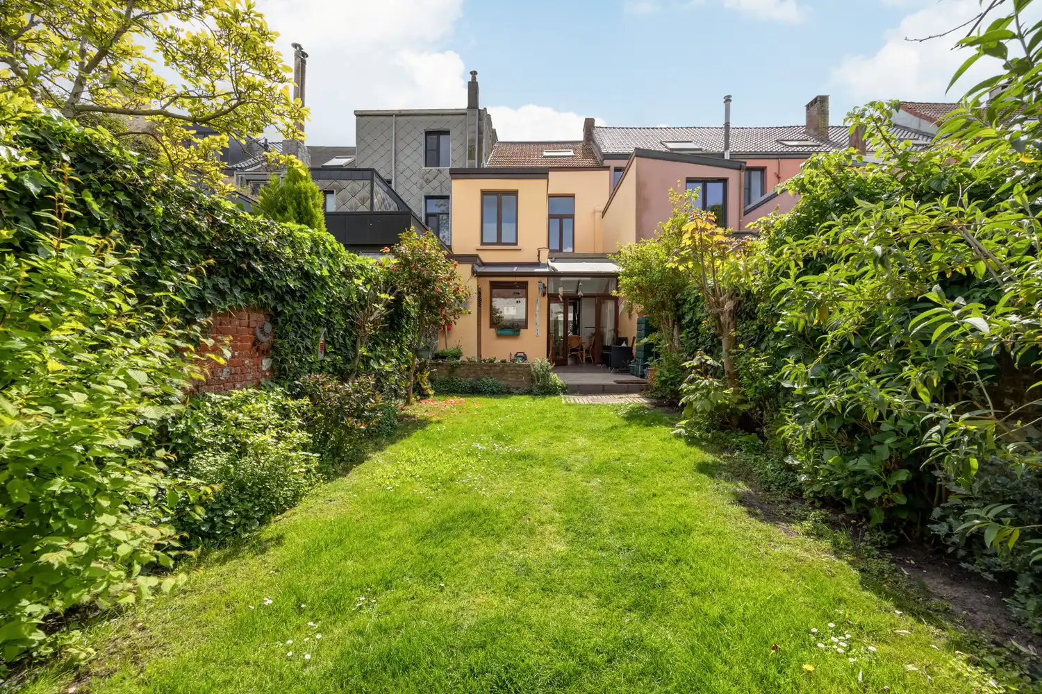 Karaktervolle, instapklare herenwoning met heerlijke stadstuin op toplocatie te Antwerpen-Zuid foto {{pictureIndex}}
