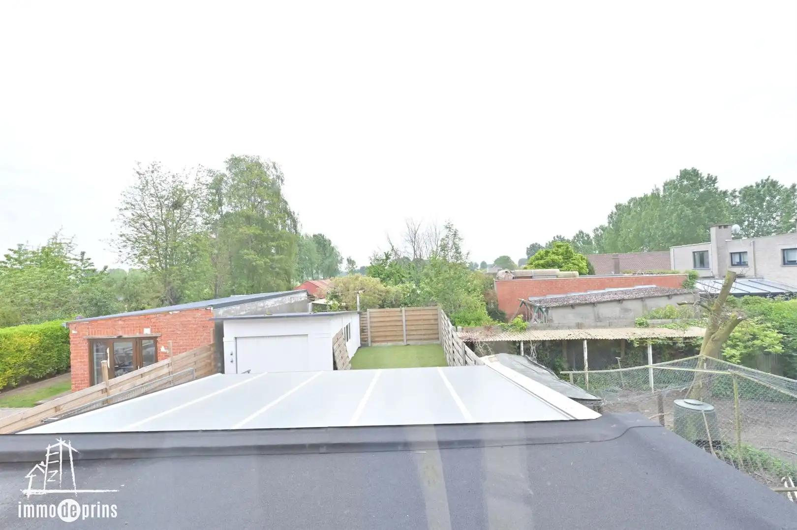 Halfopen gezinswoning met tuin en garage foto 17