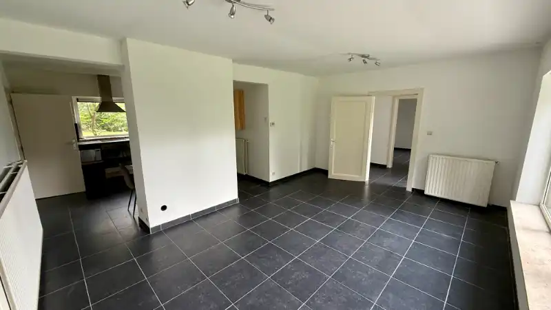 --- NOUVEAU --- Bungalow quatre façades avec 2 chambres, garage et grand jardin dans un environnement verdoyant. foto 9