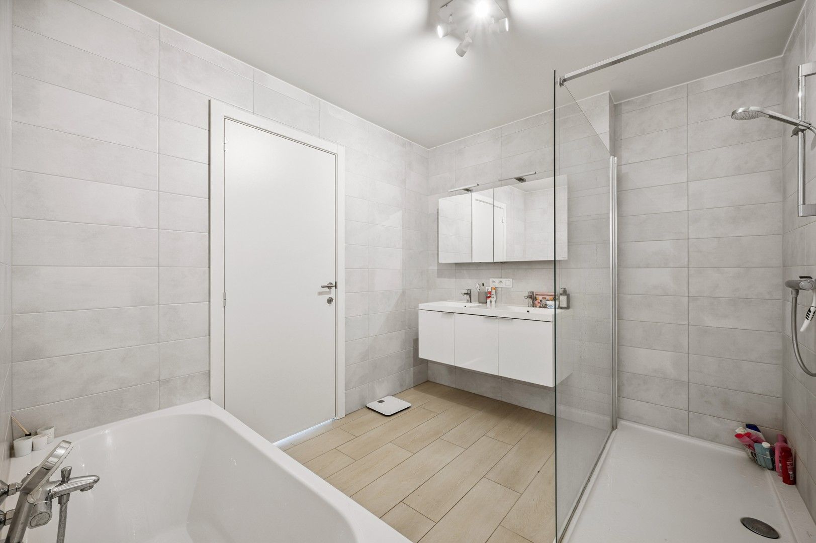 Modern 1-slaapkamerappartement met terras foto 12