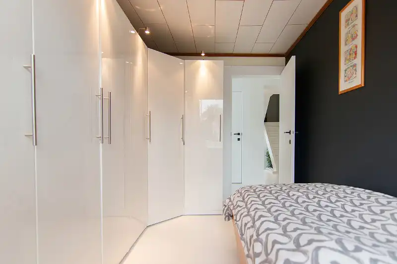 Knap afgewerkte, energiezuinige en ruime woning met vier slaapkamers, guesthouse/praktijkruimte op een centrale (maar toch bosrijke!) locatie te As foto 23