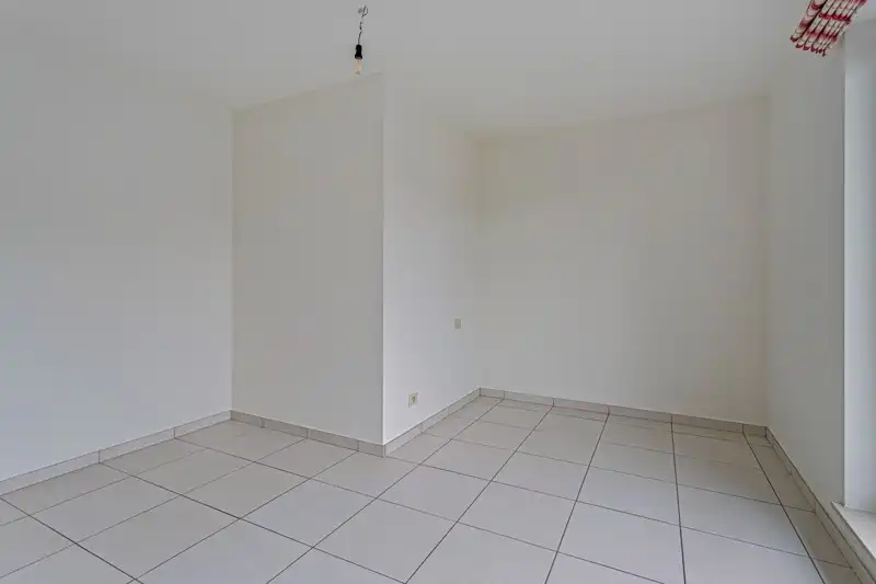 Ruim 2 slaapkamer appartement TE HUUR in residentie Den Hert in hartje Oostrozebeke! foto 15