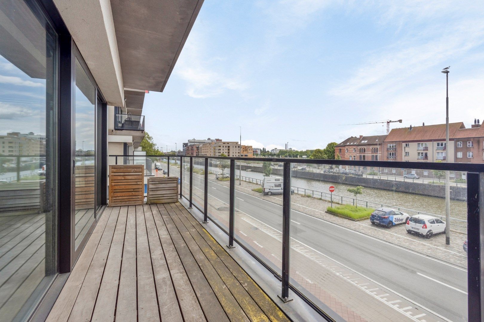 Tweeslaapkamerappartement met ruim terras en zicht op water foto 17