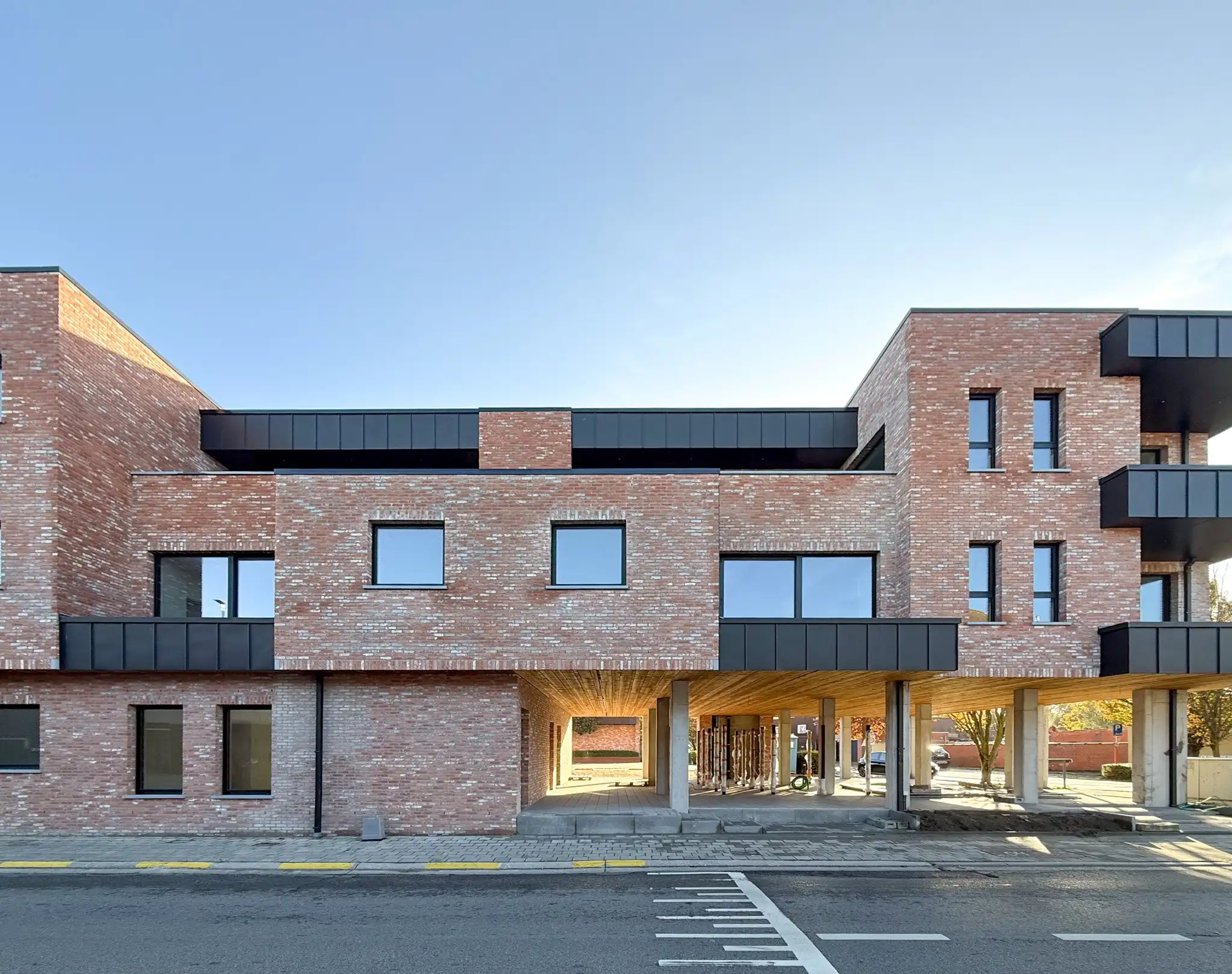 Lichtrijk nieuwbouwappartement met twee slaapkamers, terras en autostaanplaats foto {{pictureIndex}}