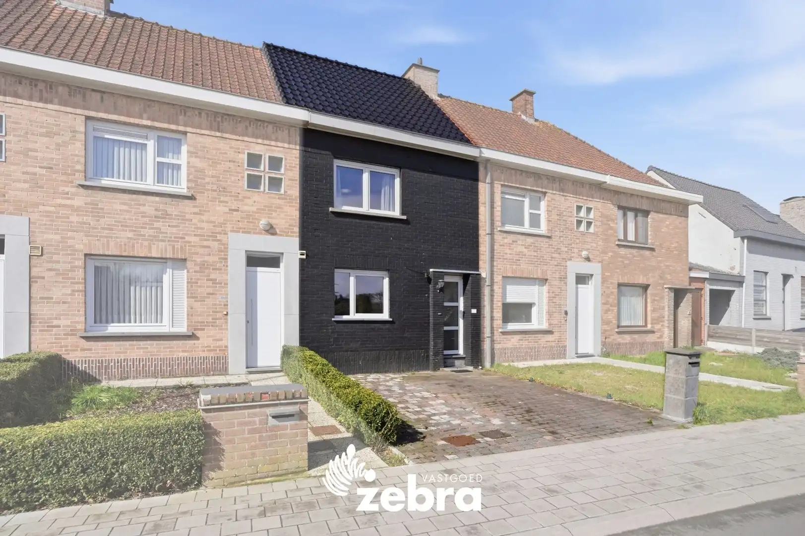 Gerenoveerde rijwoning met uitweg te Roeselare! foto {{pictureIndex}}