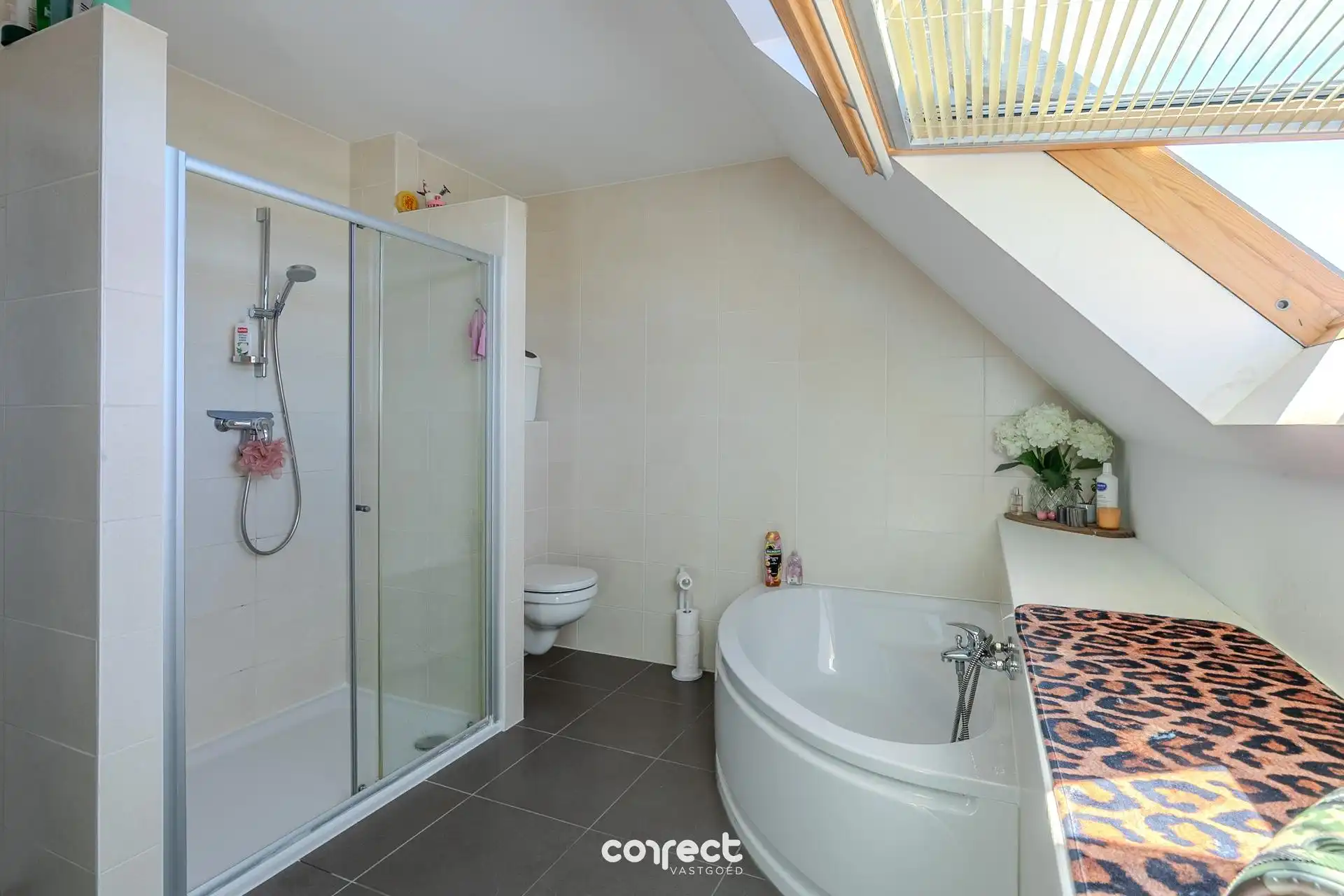 Half open bebouwing met 4 slaapkamers en tuin foto 7