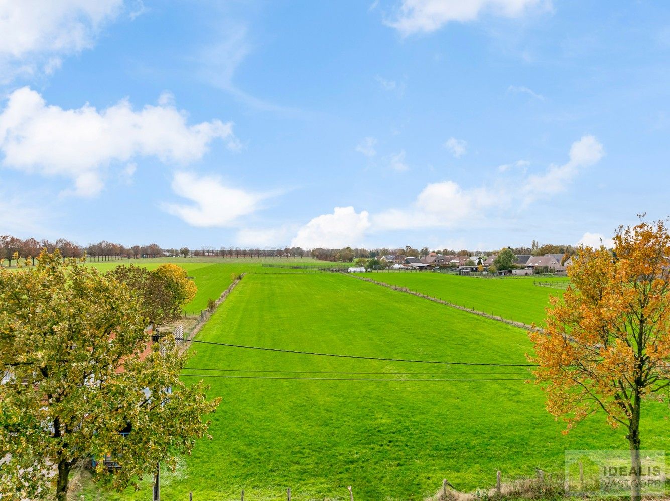 Prachtig perceel bouwgrond voor halfopen bebouwing met een totale oppervlakte van 6a 50ca met aangrenzend een perceel landbouwgrond van 93a 50ca, in totaal maar liefst 1ha! Het betreft een landelijk gelegen kavel in het rustige Wauberg (Peer). De kavel wordt gekenmerkt door haar prachtige vergezichten aan de achterzijde van het perceel. Tevens is de grond centraal gelegen t.o.v. het centrum van Peer, Meeuwen (Oudsbergen) en Houthalen-Helchteren en kan men vlot gebruik maken van de Noord-Zuidverbinding (A24). foto 3