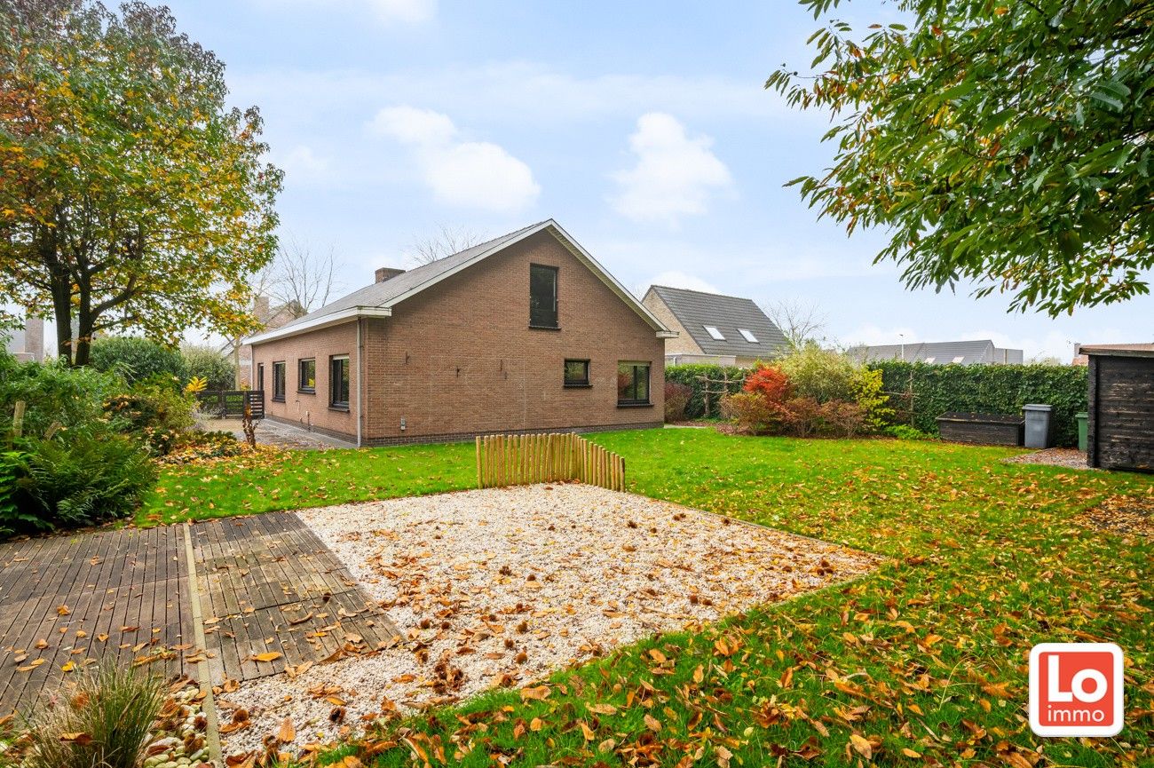 Te renoveren ruime alleenstaande woning met inpandige garage op een top locatie in hartje Lochristi! foto 4